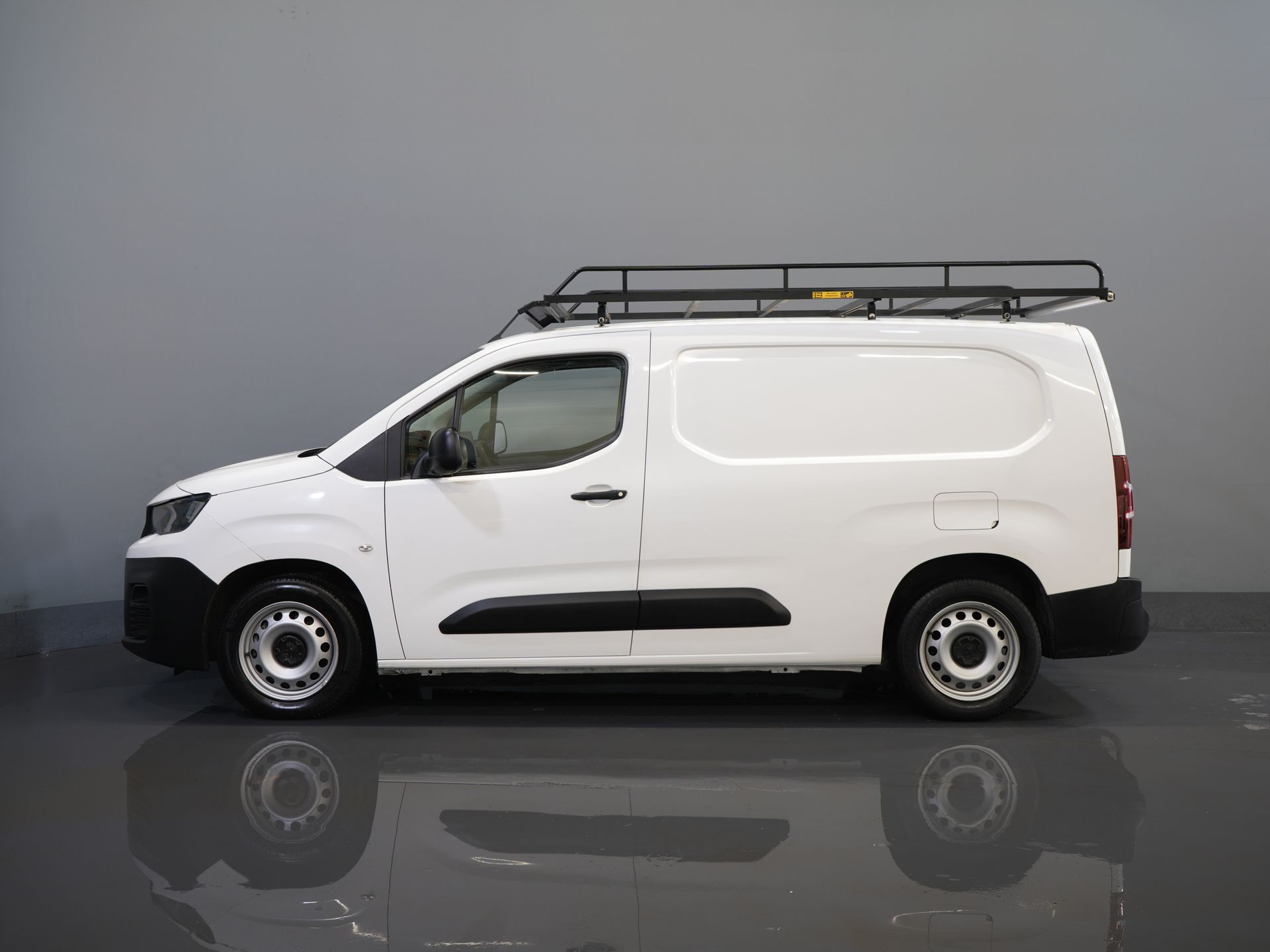 Peugeot Partner Van 1.5 HDI 130 hp Aut. L2 NL Auto/ 3Pers./ Carplay/ Airco/ Navi/ Imperial/ Cruise/ PDC/ DAB/ Towbar