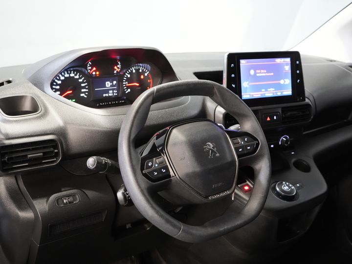 Peugeot Partner Van 1.5 HDI 130 hp Aut. L2 NL Auto/ 3Pers./ Carplay/ Airco/ Navi/ Imperial/ Cruise/ PDC/ DAB/ Towbar