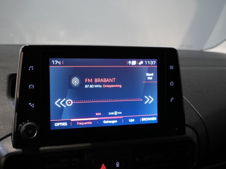 Peugeot Partner Van 1.5 HDI 130 hp Aut. L2 NL Auto/ 3Pers./ Carplay/ Airco/ Navi/ Imperial/ Cruise/ PDC/ DAB/ Towbar