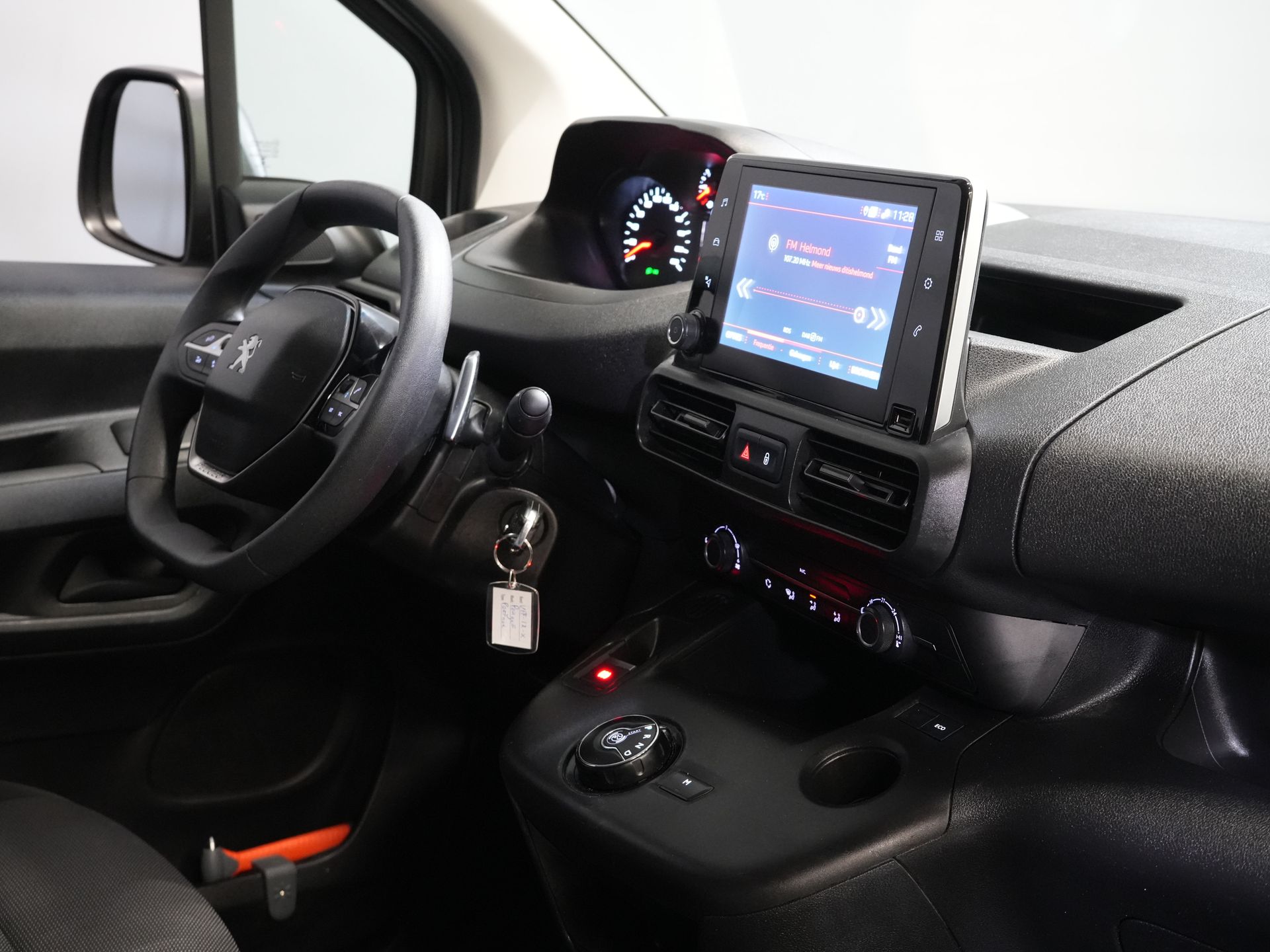 Peugeot Partner Van 1.5 HDI 130 hp Aut. L2 NL Auto/ 3Pers./ Carplay/ Airco/ Navi/ Imperial/ Cruise/ PDC/ DAB/ Towbar