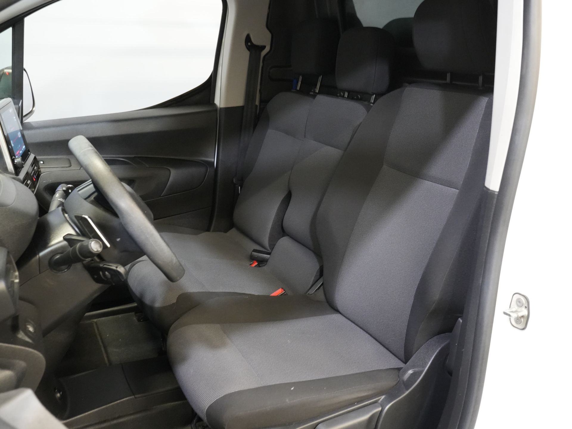 Peugeot Partner Van 1.5 HDI 130 hp Aut. L2 NL Auto/ 3Pers./ Carplay/ Airco/ Navi/ Imperial/ Cruise/ PDC/ DAB/ Towbar