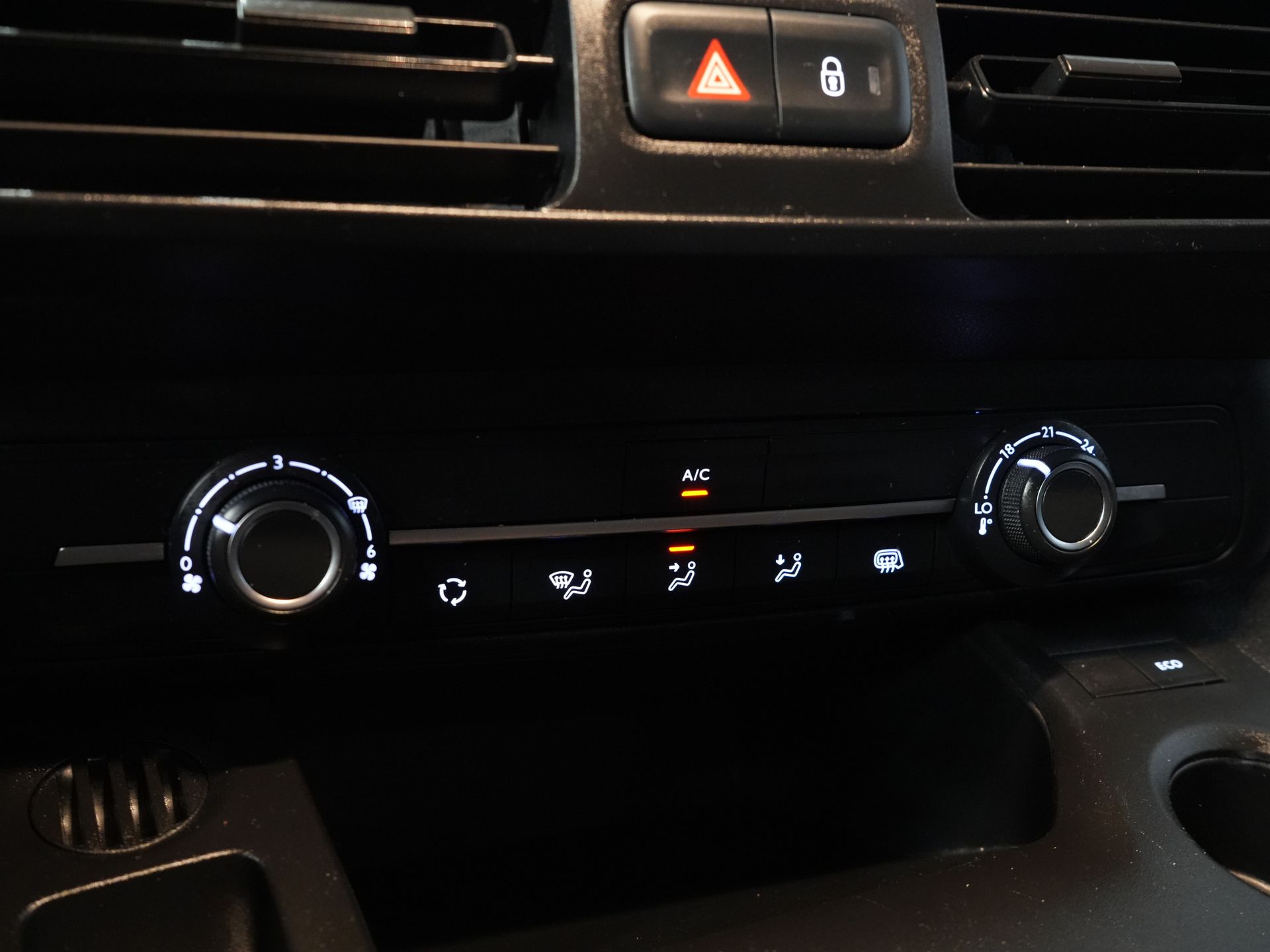 Peugeot Partner Van 1.5 HDI 130 hp Aut. L2 NL Auto/ 3Pers./ Carplay/ Airco/ Navi/ Imperial/ Cruise/ PDC/ DAB/ Towbar