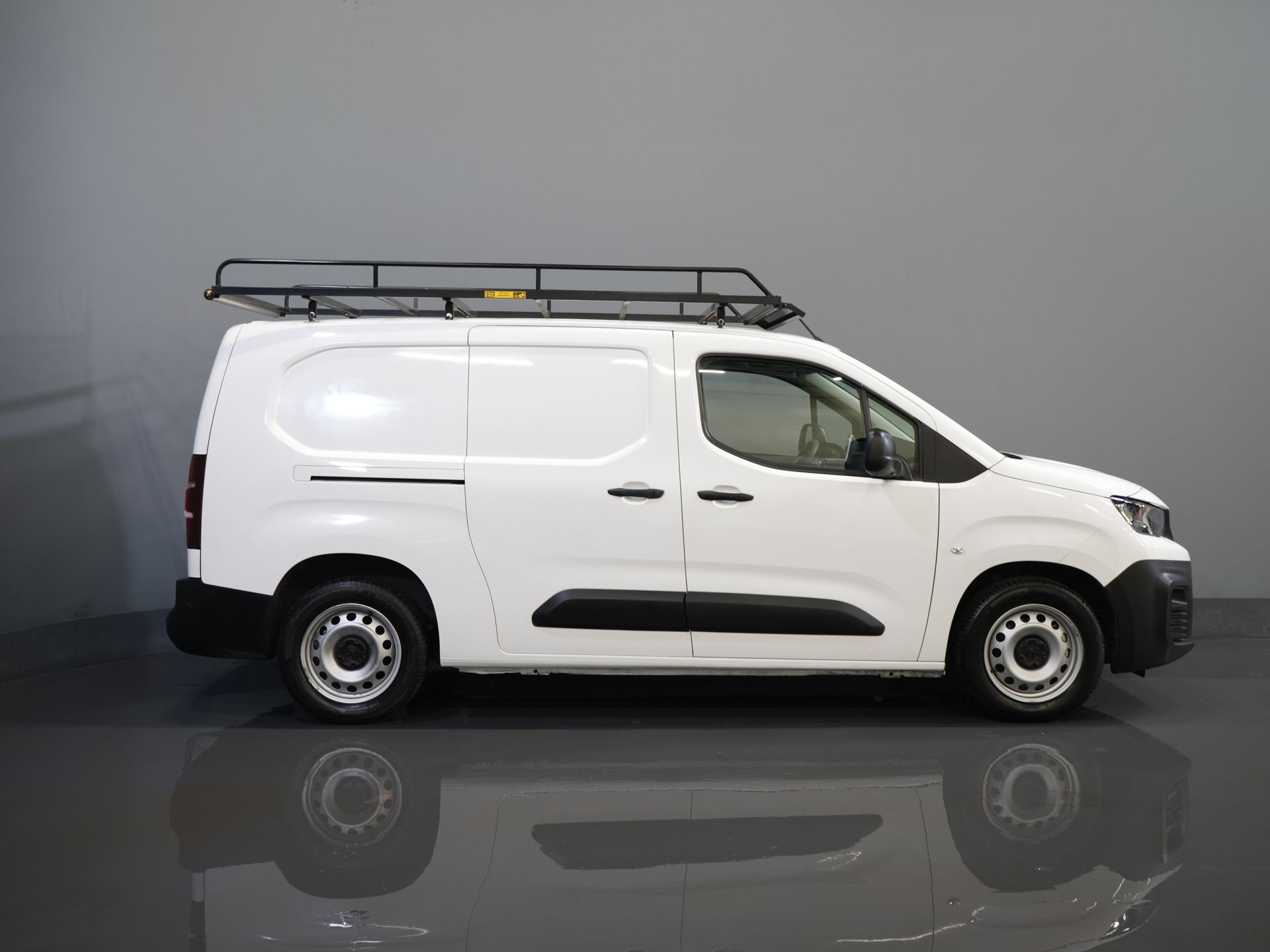 Peugeot Partner Van 1.5 HDI 130 hp Aut. L2 NL Auto/ 3Pers./ Carplay/ Airco/ Navi/ Imperial/ Cruise/ PDC/ DAB/ Towbar