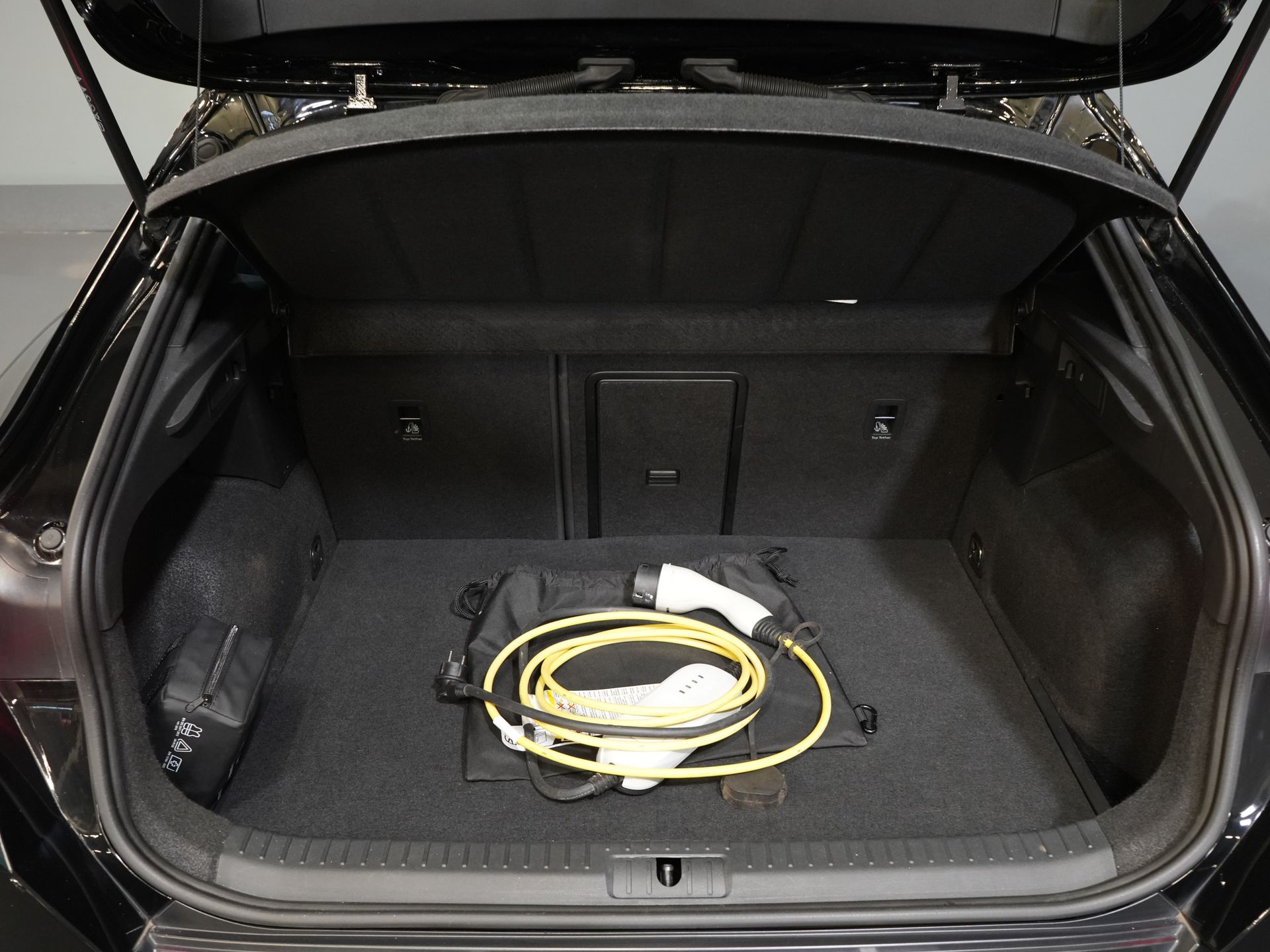 CUPRA Formentor SUV 1.4 e-Hybrid VZ 245 CV Tribe Edition LED Matrix / Adapt.Cruise/ Alcantara/ 19” LMV/ Gancho de remolque/ Memoria/ Asientos calefactables/ Volante calefactable.