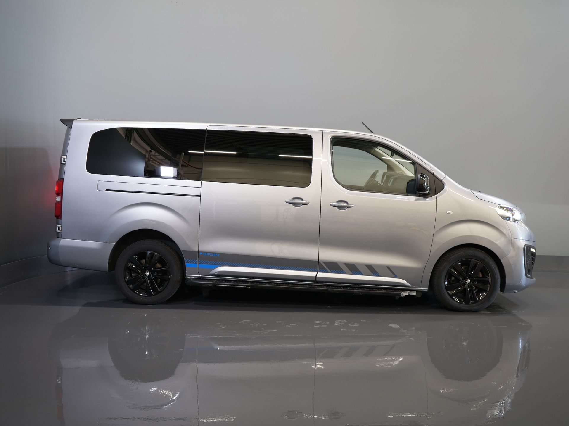 Peugeot Expert Bestelbus 2.0 HDI 180 pk Aut. Sport Edition Nr 128 DC Dubbel Cabine Adapt.Cruise/ 2xSchuifdeur/ Leder/ Xenon/ Head Up/ Climate/ Alarm/ Sto