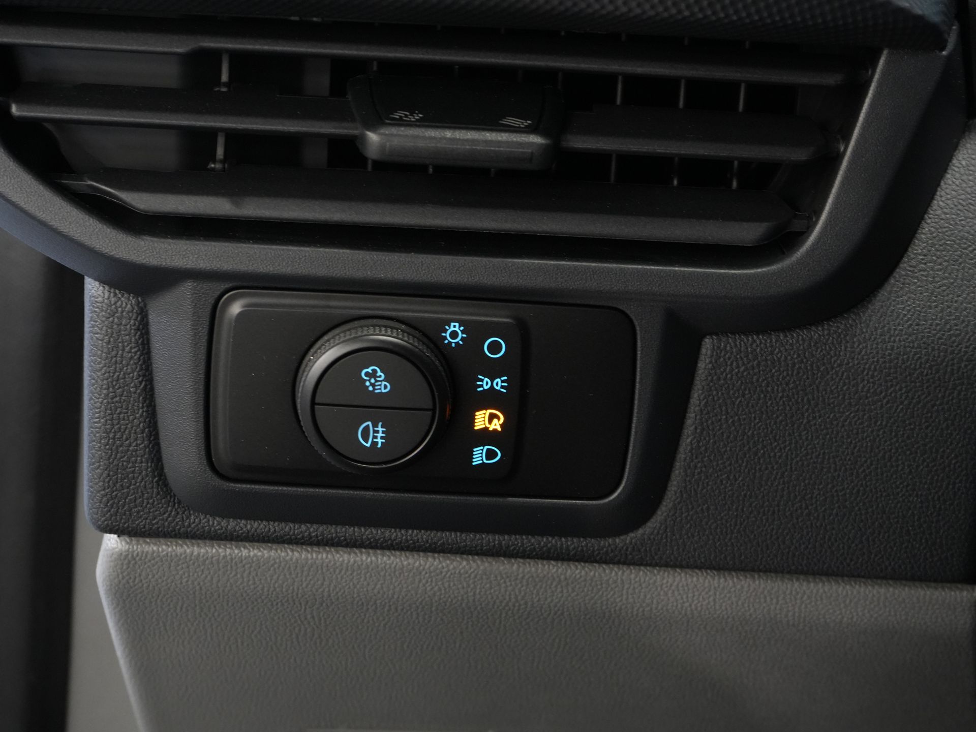 Ford E-Transit Custom Van L2 330 km Garanzia WLTP fino al 2028/ LED/ Caricabatterie rapido/ Riscaldatore a stelo/ Sedili/ Sterzo/ Carplay/ Videocamera/ PDC/ Clima/ Crociera