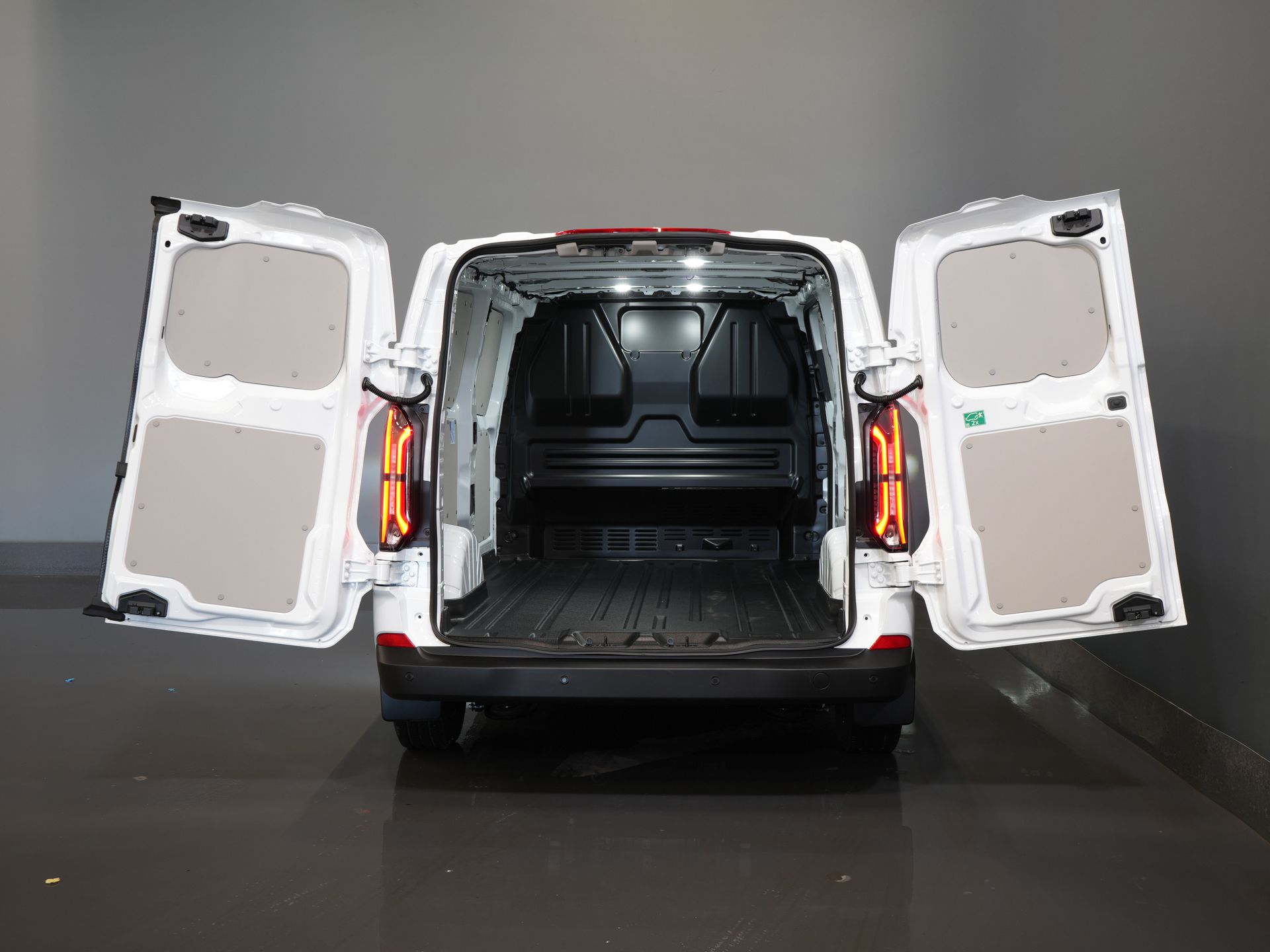 Ford E-Transit Custom Van L2 330 km Garanzia WLTP fino al 2028/ LED/ Caricabatterie rapido/ Riscaldatore a stelo/ Sedili/ Sterzo/ Carplay/ Videocamera/ PDC/ Clima/ Crociera