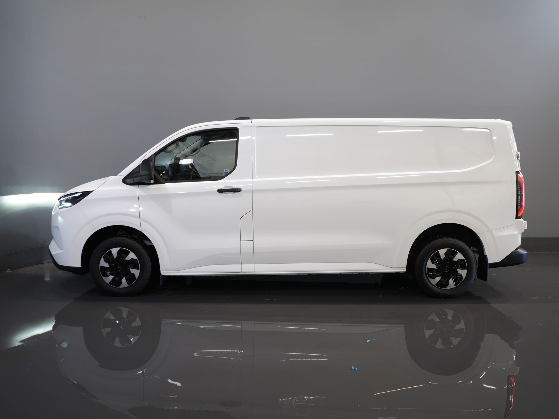 Ford E-Transit Custom Van L2 330 km Garanzia WLTP fino al 2028/ LED/ Caricabatterie rapido/ Riscaldatore a stelo/ Sedili/ Sterzo/ Carplay/ Videocamera/ PDC/ Clima/ Crociera