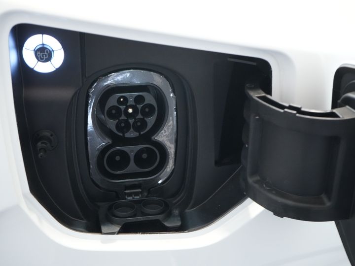 Ford E-Transit Custom Van L2 330 km Garanzia WLTP fino al 2028/ LED/ Caricabatterie rapido/ Riscaldatore a stelo/ Sedili/ Sterzo/ Carplay/ Videocamera/ PDC/ Clima/ Crociera