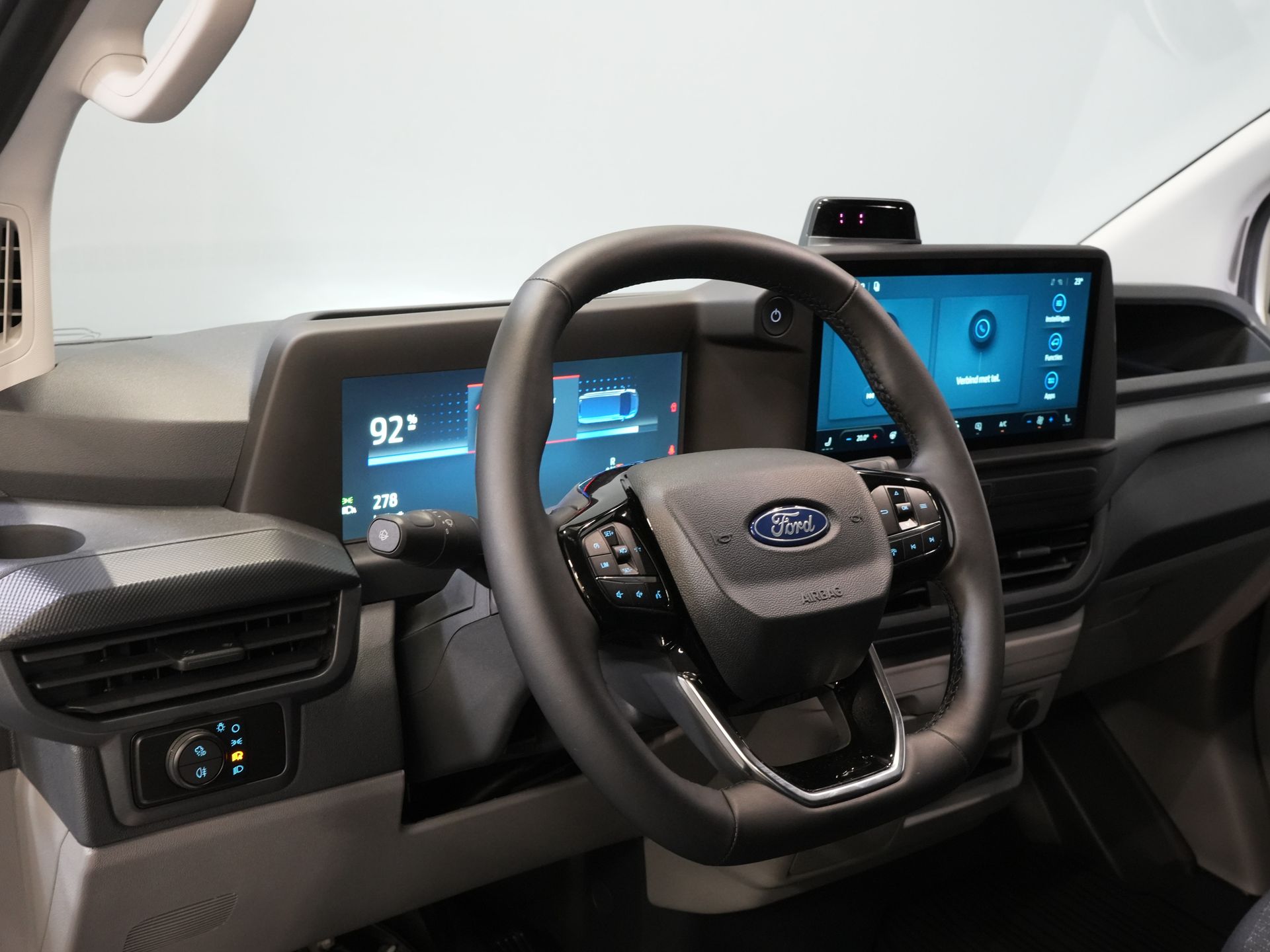 Ford E-Transit Custom Van L2 330 km Garanzia WLTP fino al 2028/ LED/ Caricabatterie rapido/ Riscaldatore a stelo/ Sedili/ Sterzo/ Carplay/ Videocamera/ PDC/ Clima/ Crociera