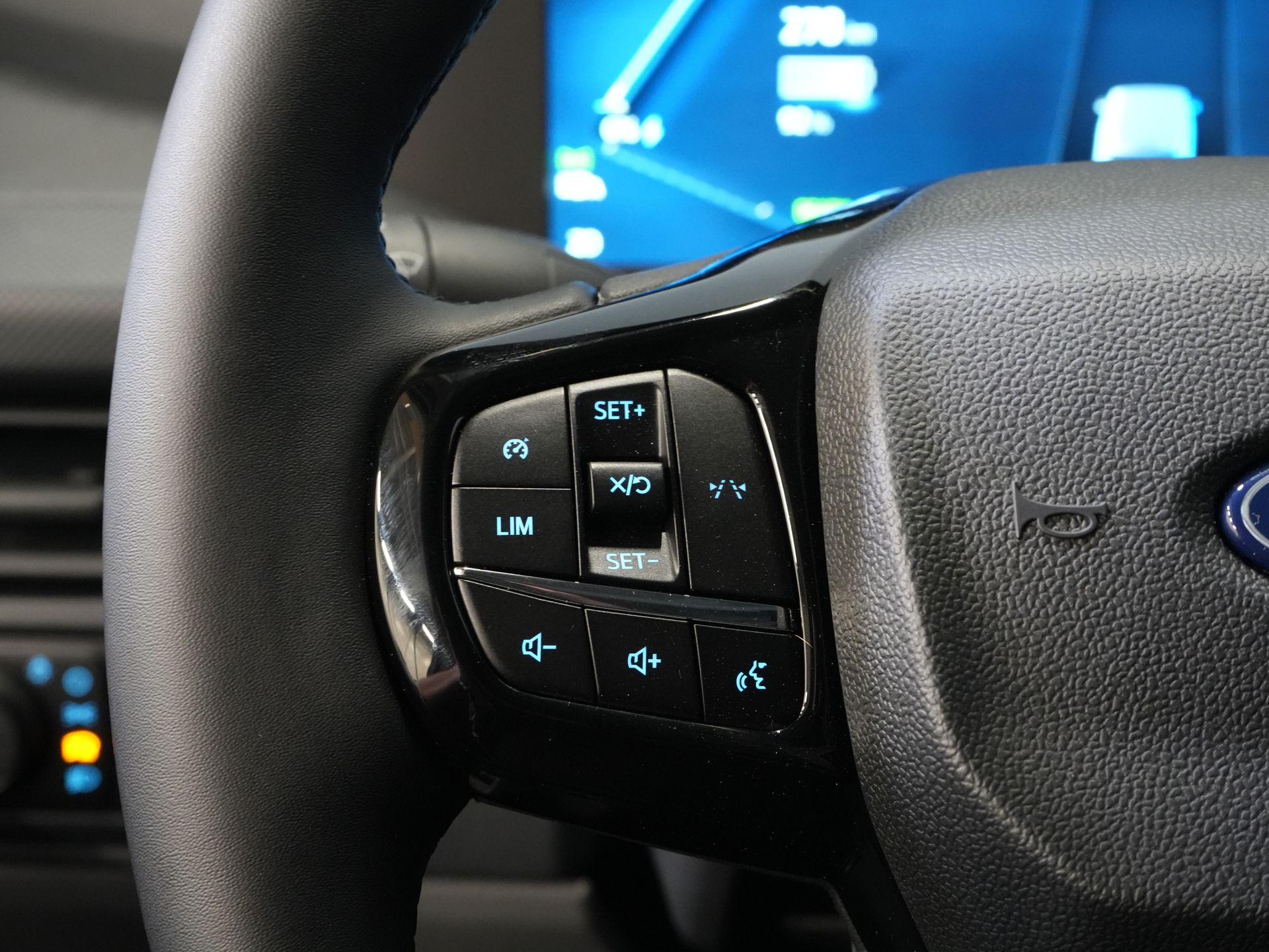 Ford E-Transit Custom Van L2 330 km Garanzia WLTP fino al 2028/ LED/ Caricabatterie rapido/ Riscaldatore a stelo/ Sedili/ Sterzo/ Carplay/ Videocamera/ PDC/ Clima/ Crociera