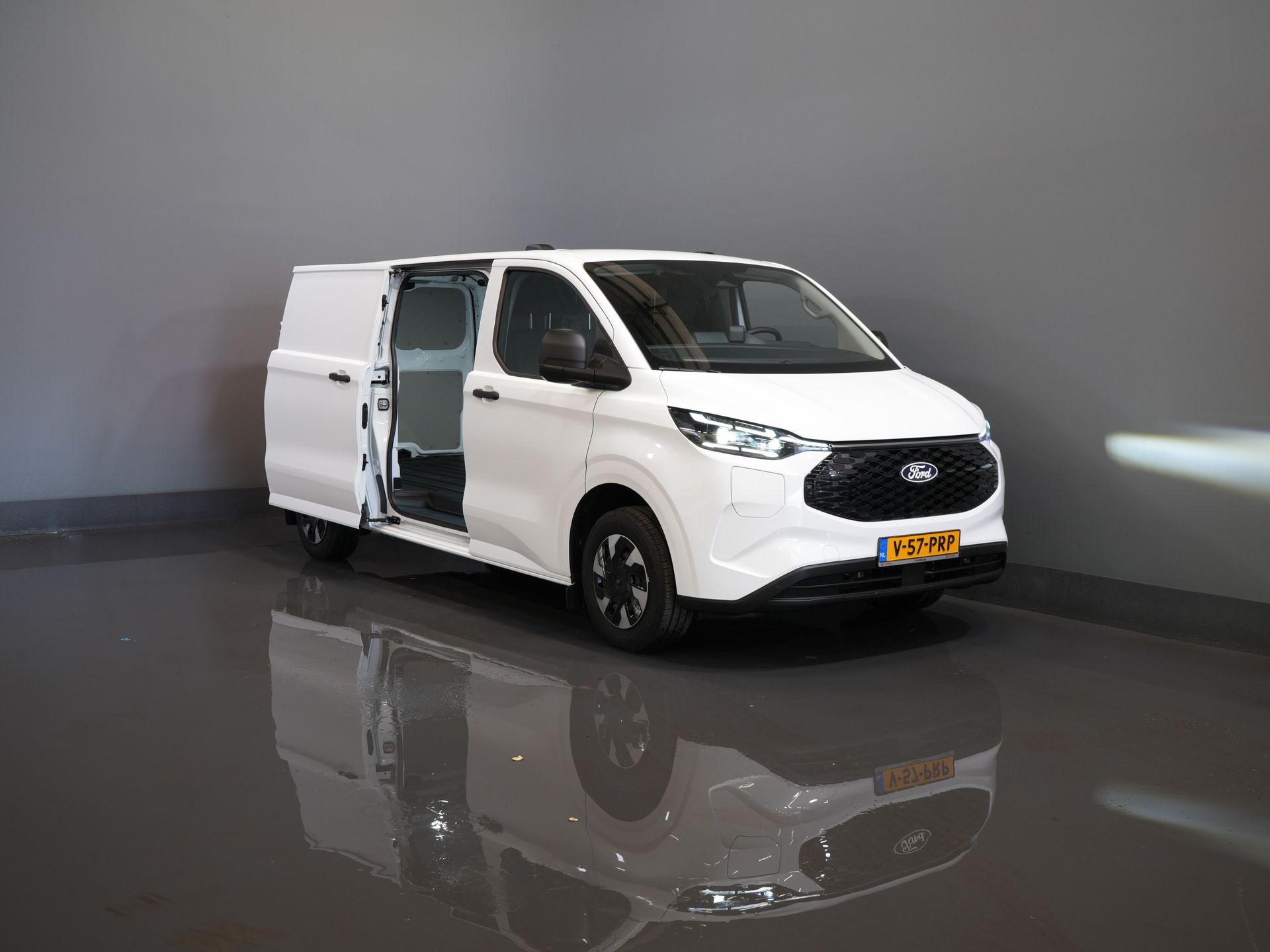 Ford E-Transit Custom Van L2 330 km Garanzia WLTP fino al 2028/ LED/ Caricabatterie rapido/ Riscaldatore a stelo/ Sedili/ Sterzo/ Carplay/ Videocamera/ PDC/ Clima/ Crociera