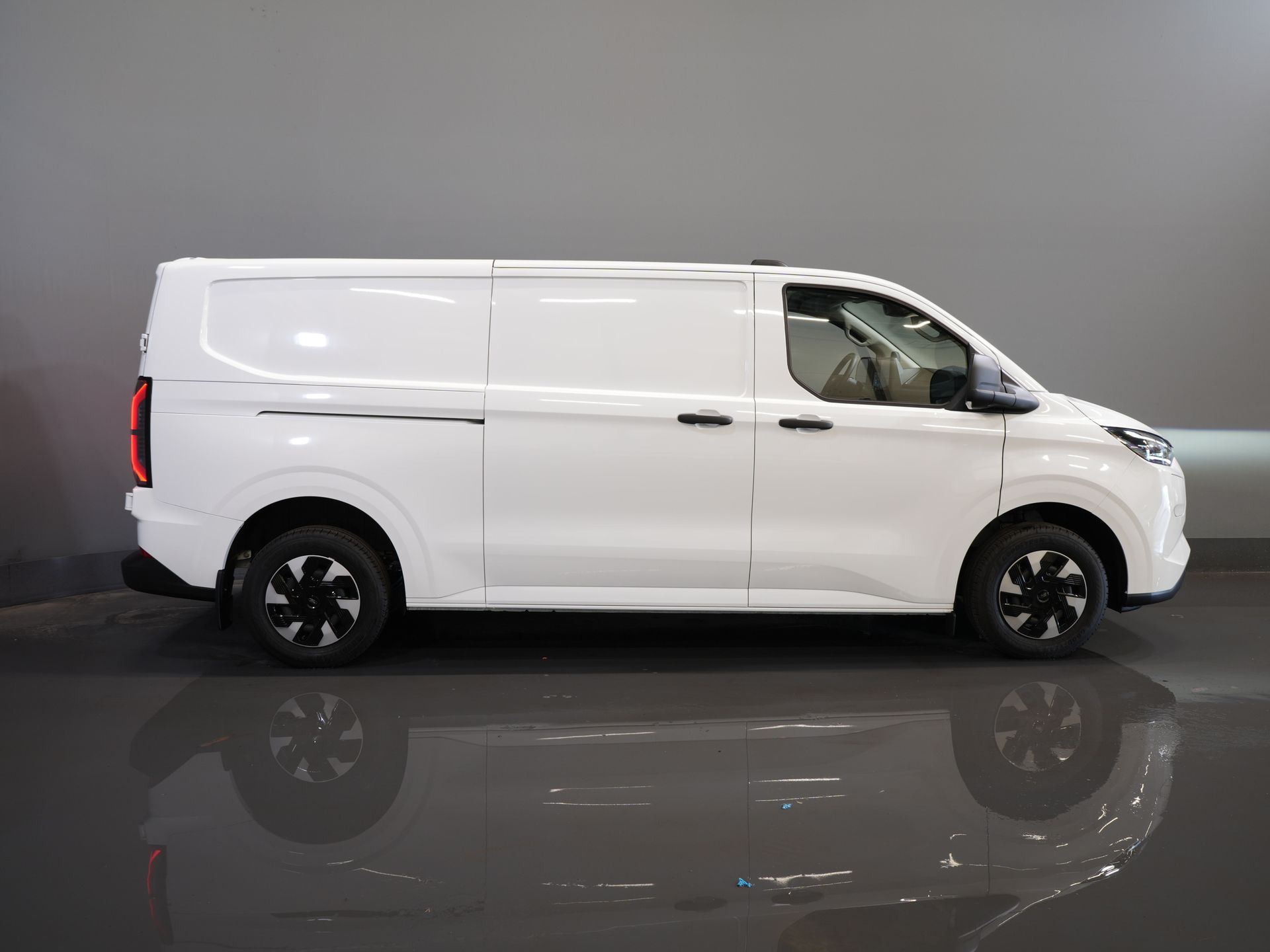 Ford E-Transit Custom Van L2 330 km Garanzia WLTP fino al 2028/ LED/ Caricabatterie rapido/ Riscaldatore a stelo/ Sedili/ Sterzo/ Carplay/ Videocamera/ PDC/ Clima/ Crociera