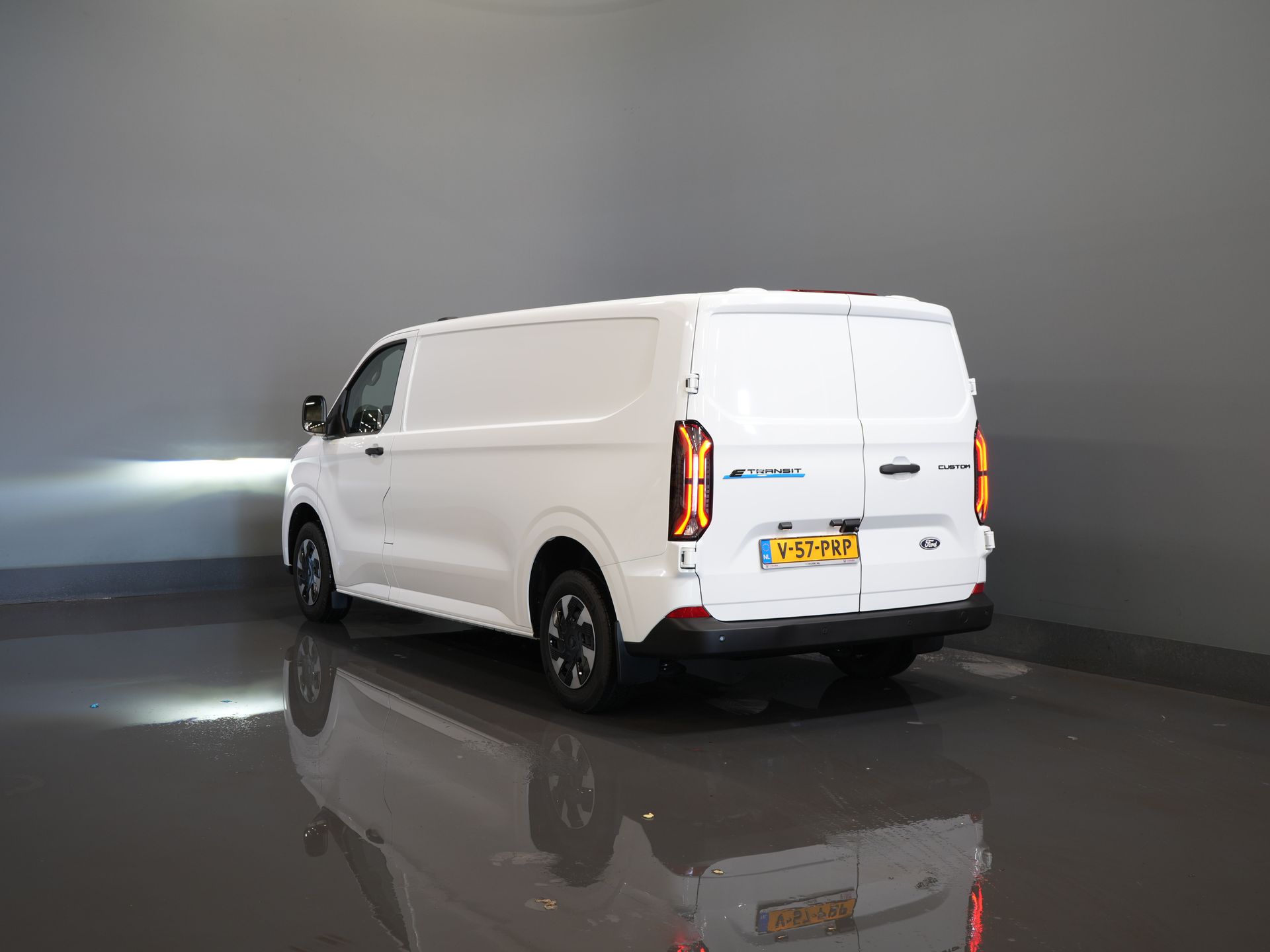 Ford E-Transit Custom Van L2 330 km Garanzia WLTP fino al 2028/ LED/ Caricabatterie rapido/ Riscaldatore a stelo/ Sedili/ Sterzo/ Carplay/ Videocamera/ PDC/ Clima/ Crociera