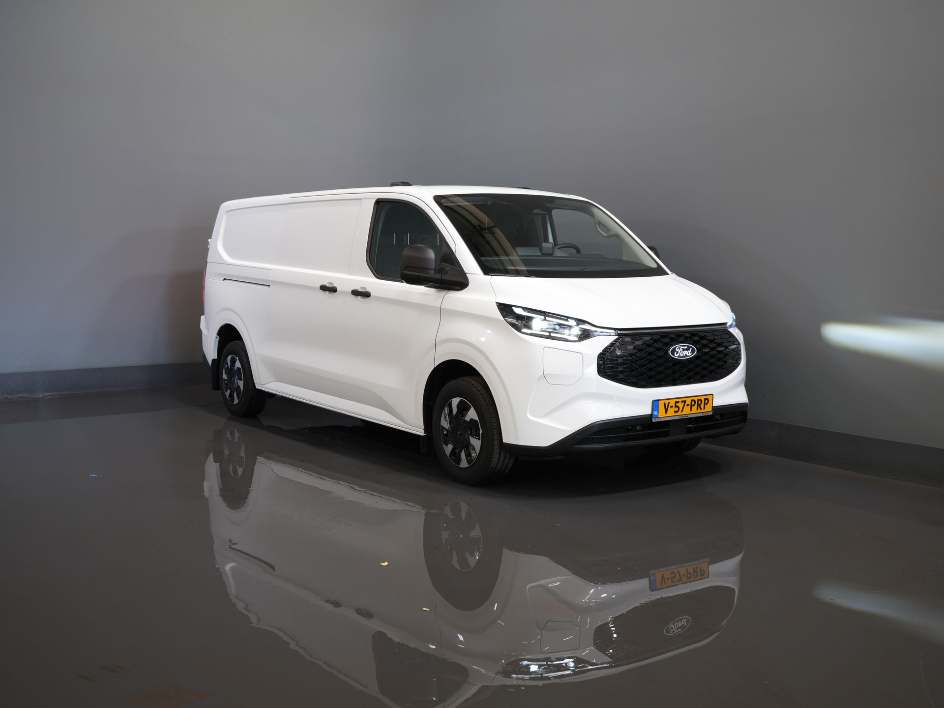 Ford E-Transit Custom Van L2 330 km Garanzia WLTP fino al 2028/ LED/ Caricabatterie rapido/ Riscaldatore a stelo/ Sedili/ Sterzo/ Carplay/ Videocamera/ PDC/ Clima/ Crociera