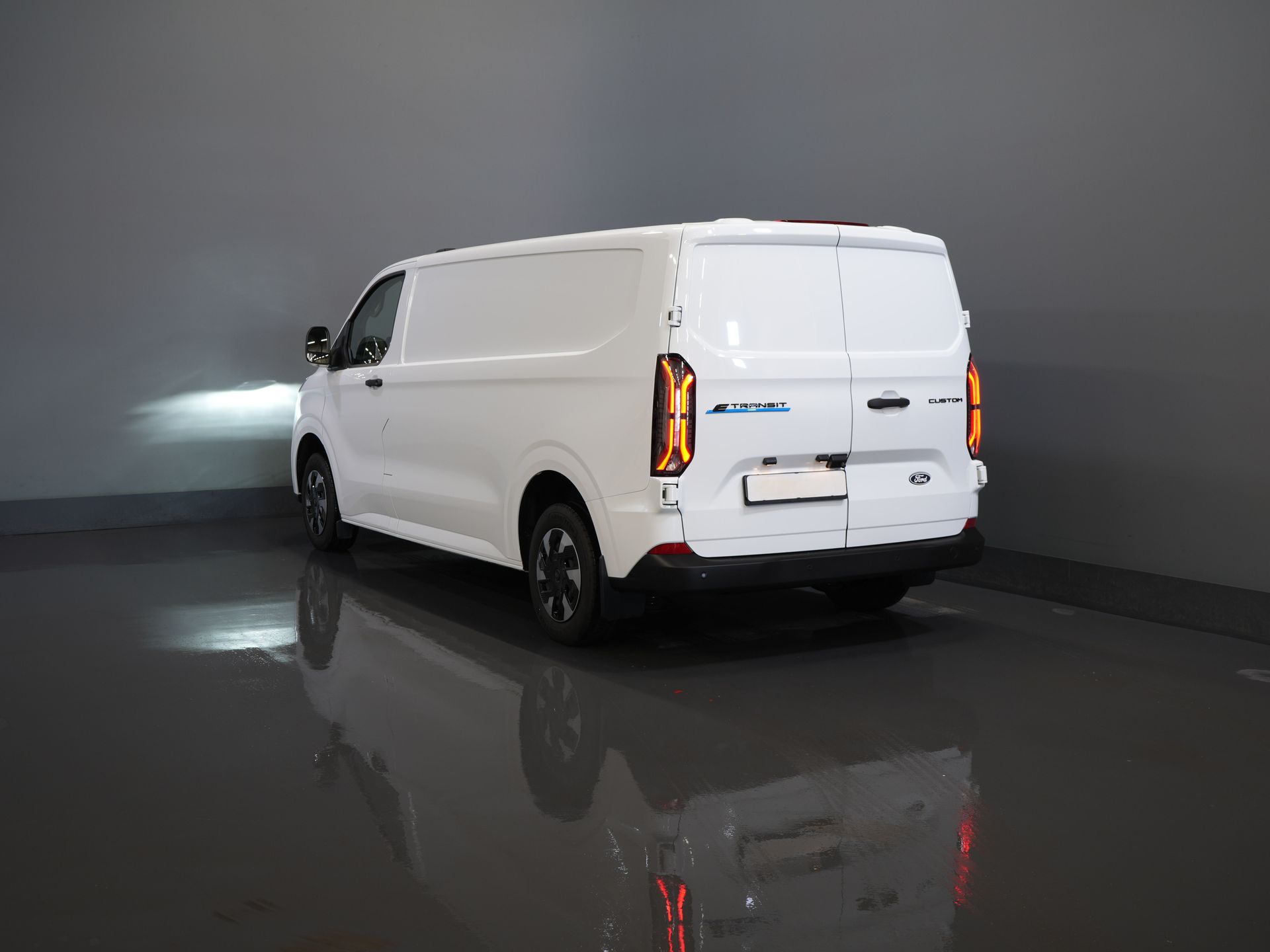 Ford E-Transit Custom Bestelbus Trend L2 65 kWh 330 km WLTP Garantie t/m 2030/ LED/ Snellader/ 2.3t Trekverm./ Stuurverw./ Stoelverw./ Carplay/ Climate/ Camera/