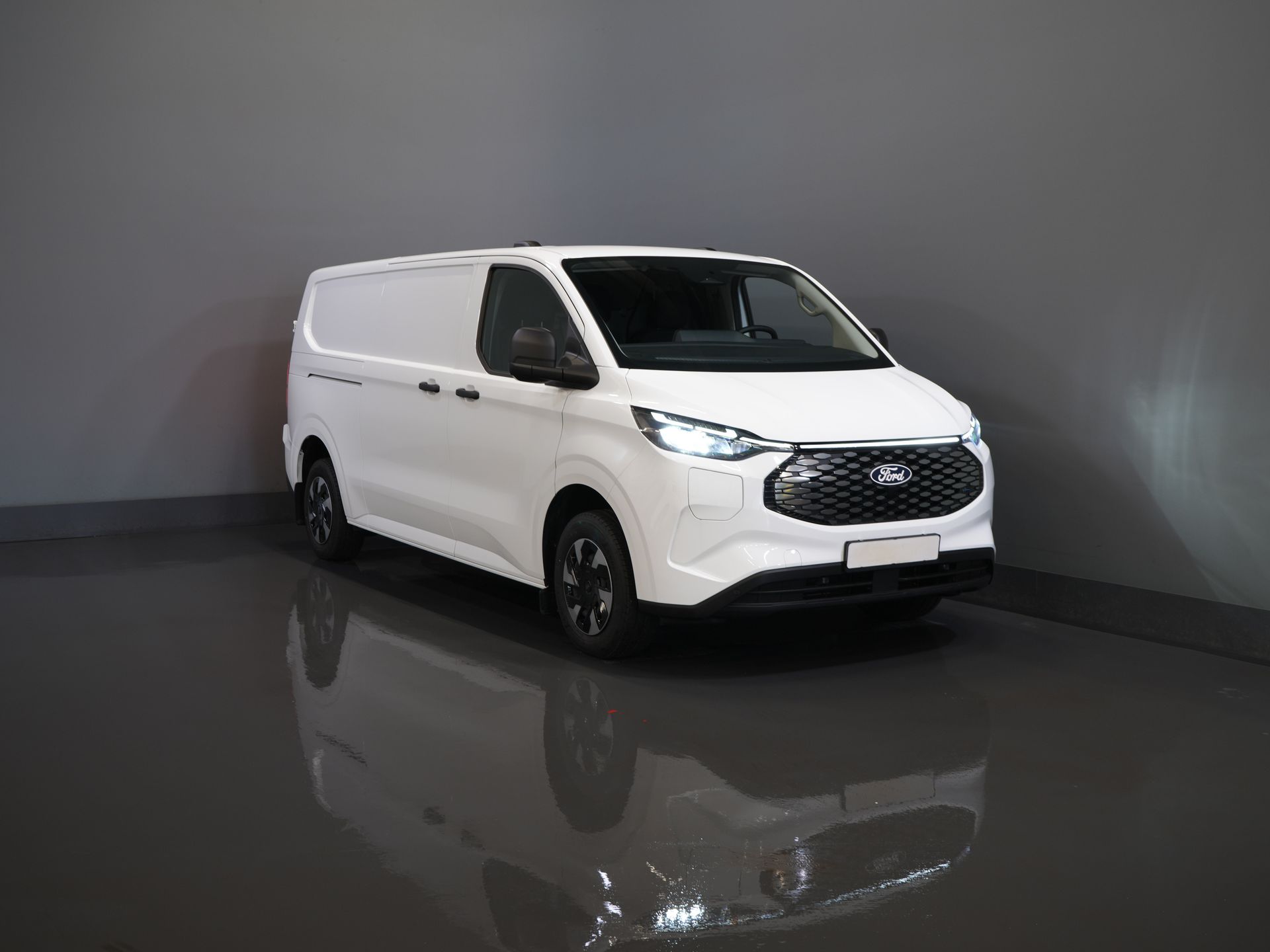 Ford E-Transit Custom Bestelbus Trend L2 65 kWh 330 km WLTP Garantie t/m 2030/ LED/ Snellader/ 2.3t Trekverm./ Stuurverw./ Stoelverw./ Carplay/ Climate/ Camera/
