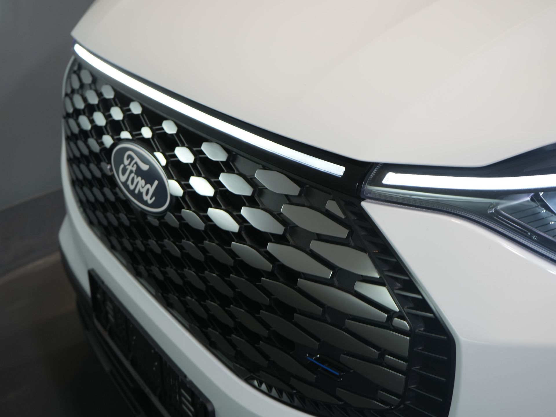 Ford E-Transit Custom Bestelbus Trend L2 65 kWh 330 km WLTP Garantie t/m 2030/ LED/ Snellader/ 2.3t Trekverm./ Stuurverw./ Stoelverw./ Carplay/ Climate/ Camera/