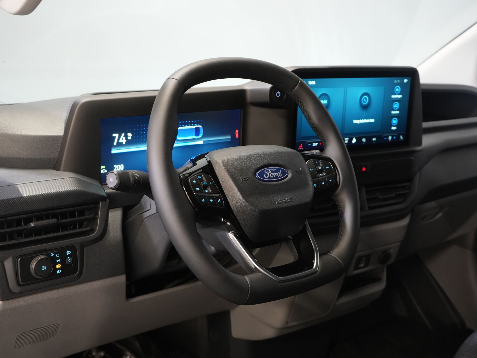 Ford E-Transit Custom Bestelbus Trend L2 65 kWh 330 km WLTP Garantie t/m 2030/ LED/ Snellader/ 2.3t Trekverm./ Stuurverw./ Stoelverw./ Carplay/ Climate/ Camera/