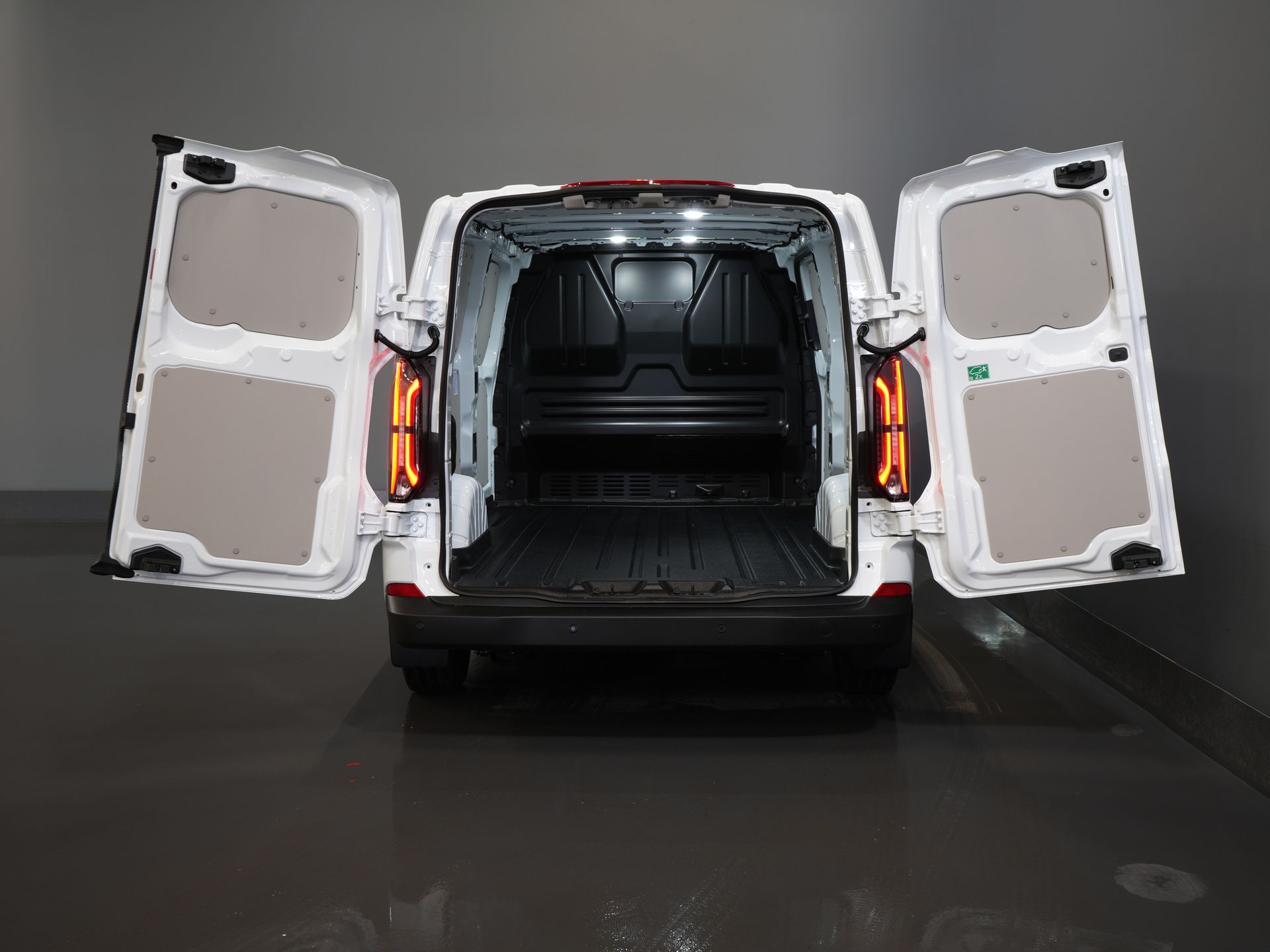 Ford E-Transit Custom Bestelbus Trend L2 65 kWh 330 km WLTP Garantie t/m 2030/ LED/ Snellader/ 2.3t Trekverm./ Stuurverw./ Stoelverw./ Carplay/ Climate/ Camera/