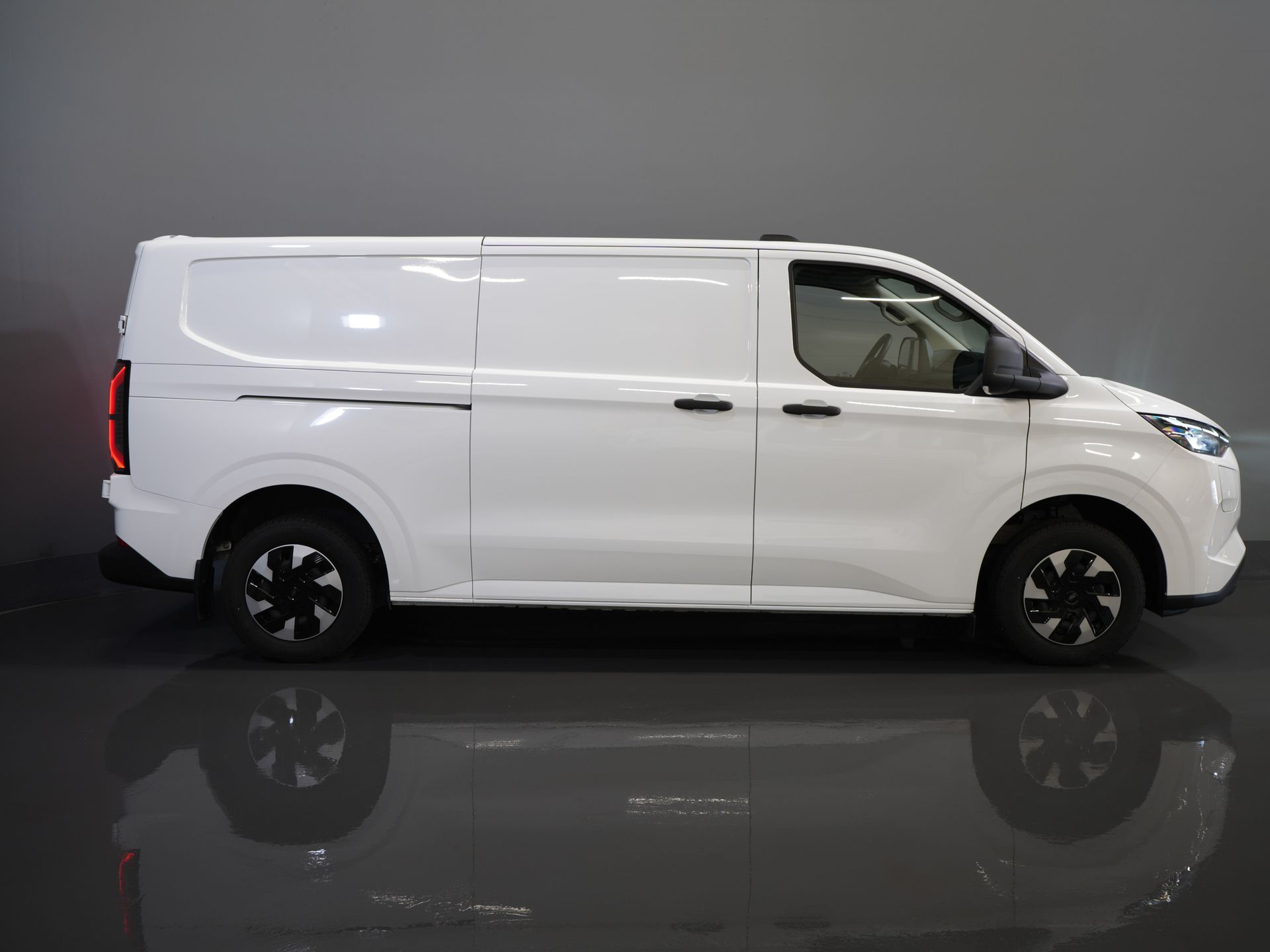 Ford E-Transit Custom Bestelbus Trend L2 65 kWh 330 km WLTP Garantie t/m 2030/ LED/ Snellader/ 2.3t Trekverm./ Stuurverw./ Stoelverw./ Carplay/ Climate/ Camera/