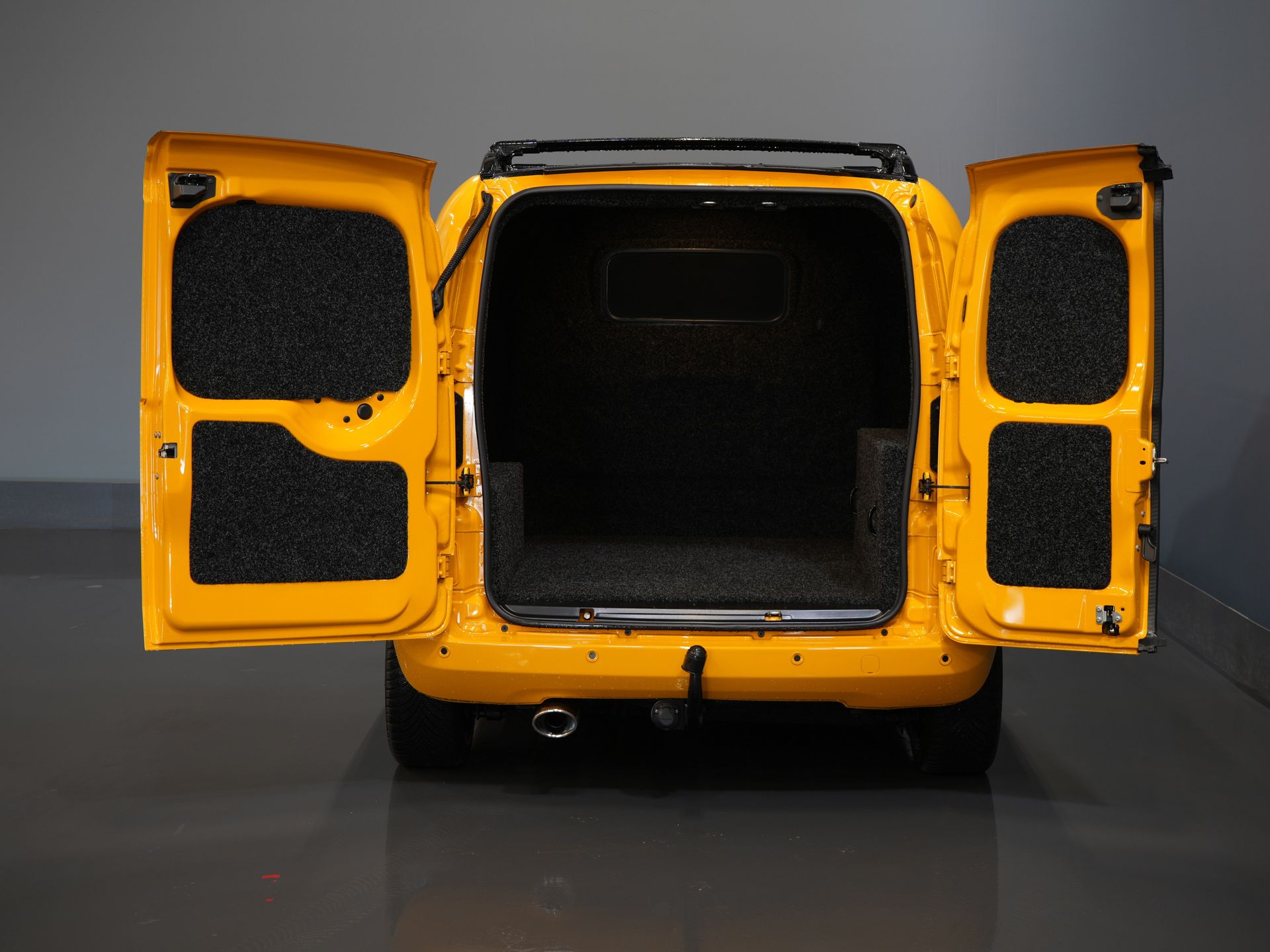 Fiat Fiorino Van 1.3 MJ 95 KM BPM FREE UNIQUE! NL Car/ MOT 05-2026/ Carplay/ Gestof. Przedział ładunkowy/ Hak holowniczy/ Airco