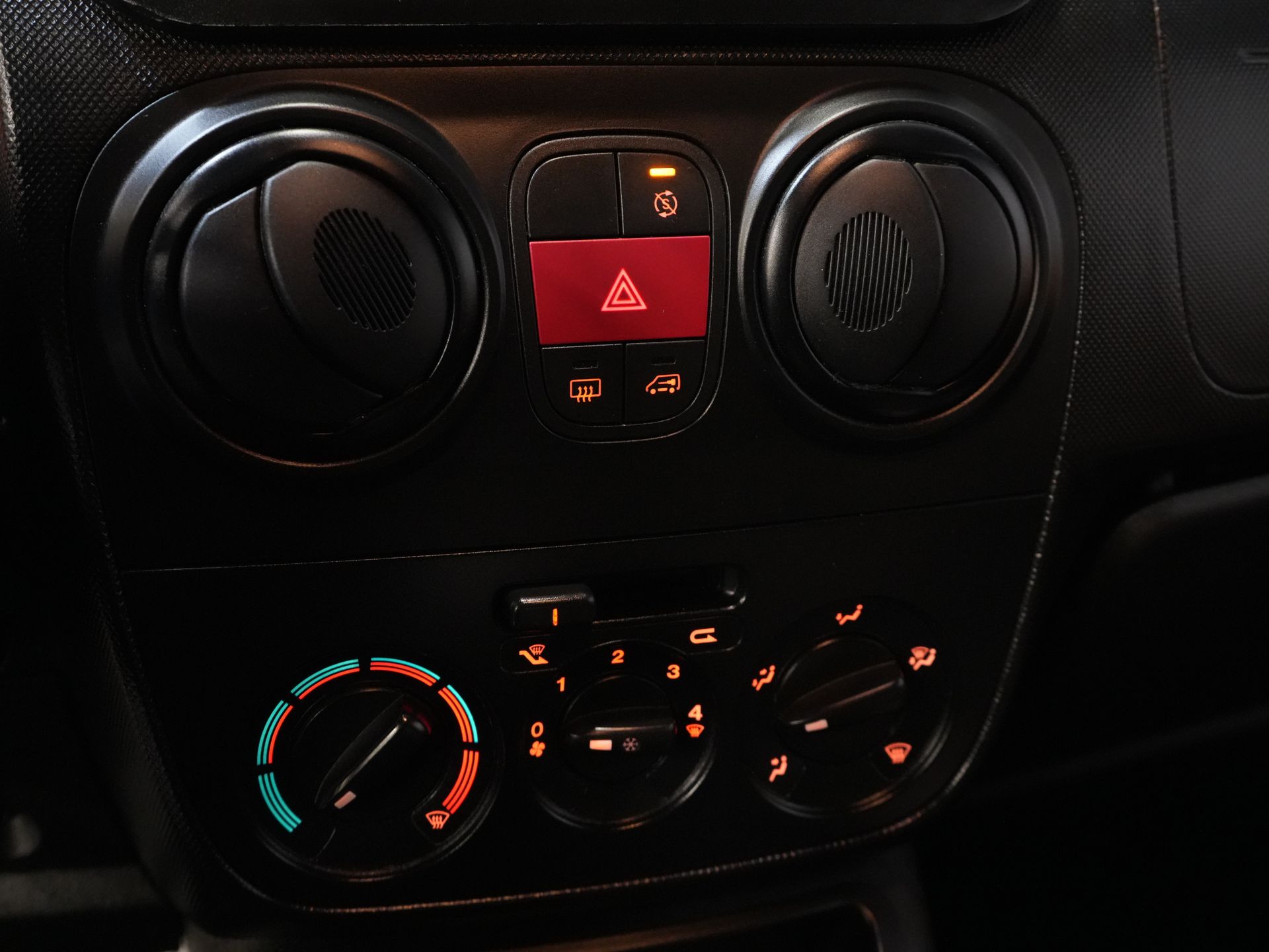 Fiat Fiorino Van 1.3 MJ 95 KM BPM FREE UNIQUE! NL Car/ MOT 05-2026/ Carplay/ Gestof. Przedział ładunkowy/ Hak holowniczy/ Airco