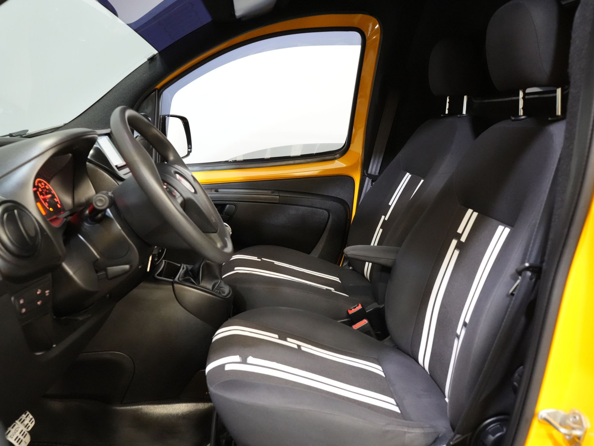 Fiat Fiorino Van 1.3 MJ 95 KM BPM FREE UNIQUE! NL Car/ MOT 05-2026/ Carplay/ Gestof. Przedział ładunkowy/ Hak holowniczy/ Airco