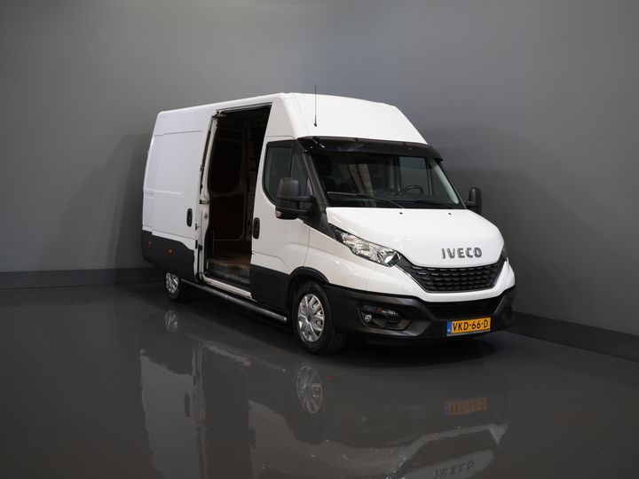 Iveco Daily Bestelbus 35S18 3.0 180 pk L2H2 BPM VRIJ 3.5t Trekhaak/ 270 Gr. Deuren/ Gev. Stoel/ Climate/ CarPlay/ Sidebars/ Camera