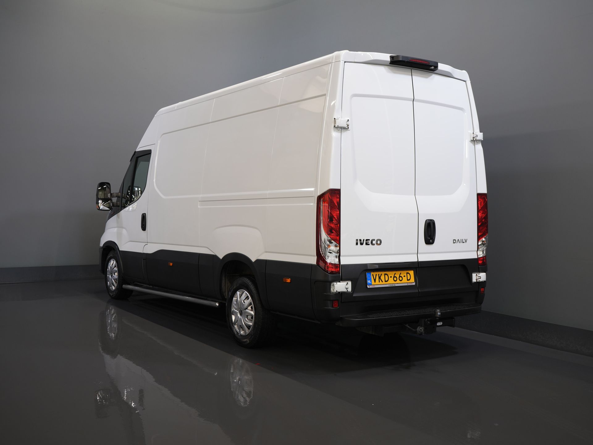 Iveco Daily Bestelbus 35S18 3.0 180 pk L2H2 BPM VRIJ 3.5t Trekhaak/ 270 Gr. Deuren/ Gev. Stoel/ Climate/ CarPlay/ Sidebars/ Camera