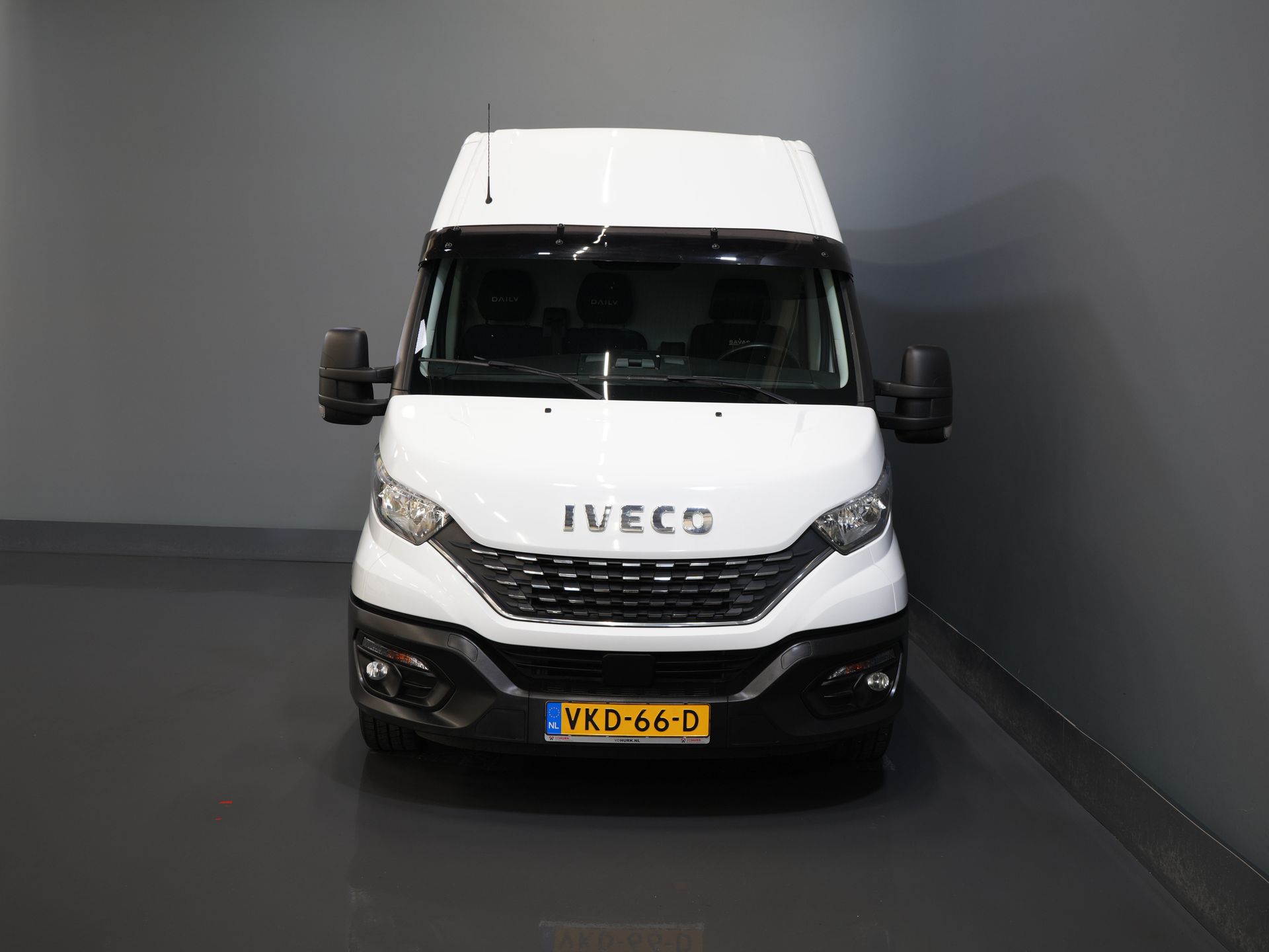 Iveco Daily Bestelbus 35S18 3.0 180 pk L2H2 BPM VRIJ 3.5t Trekhaak/ 270 Gr. Deuren/ Gev. Stoel/ Climate/ CarPlay/ Sidebars/ Camera