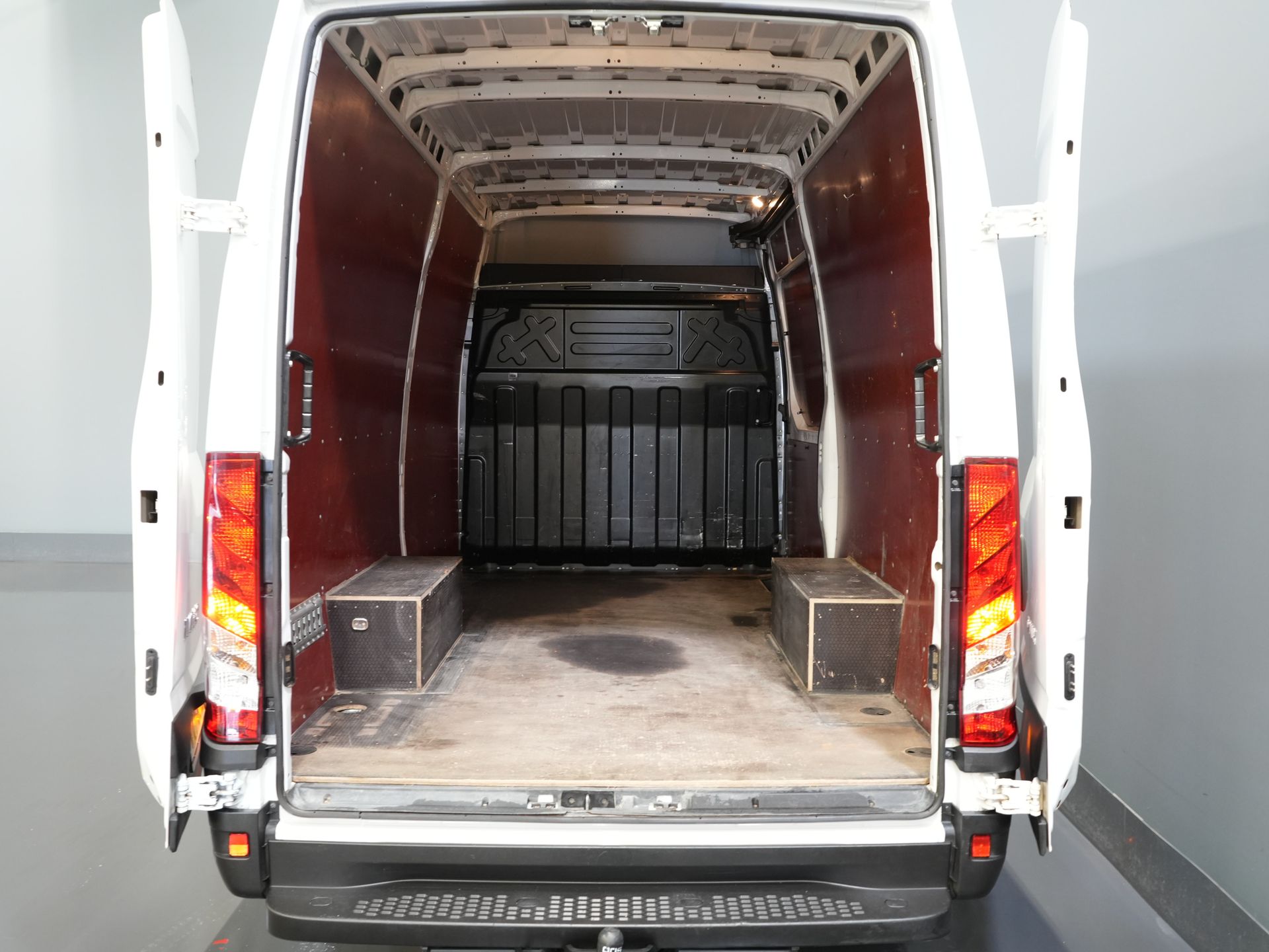 Iveco Daily Bestelbus 35S18 3.0 180 pk L2H2 BPM VRIJ 3.5t Trekhaak/ 270 Gr. Deuren/ Gev. Stoel/ Climate/ CarPlay/ Sidebars/ Camera