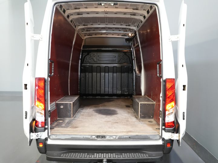 Iveco Daily Bestelbus 35S18 3.0 180 pk L2H2 BPM VRIJ 3.5t Trekhaak/ 270 Gr. Deuren/ Gev. Stoel/ Climate/ CarPlay/ Sidebars/ Camera
