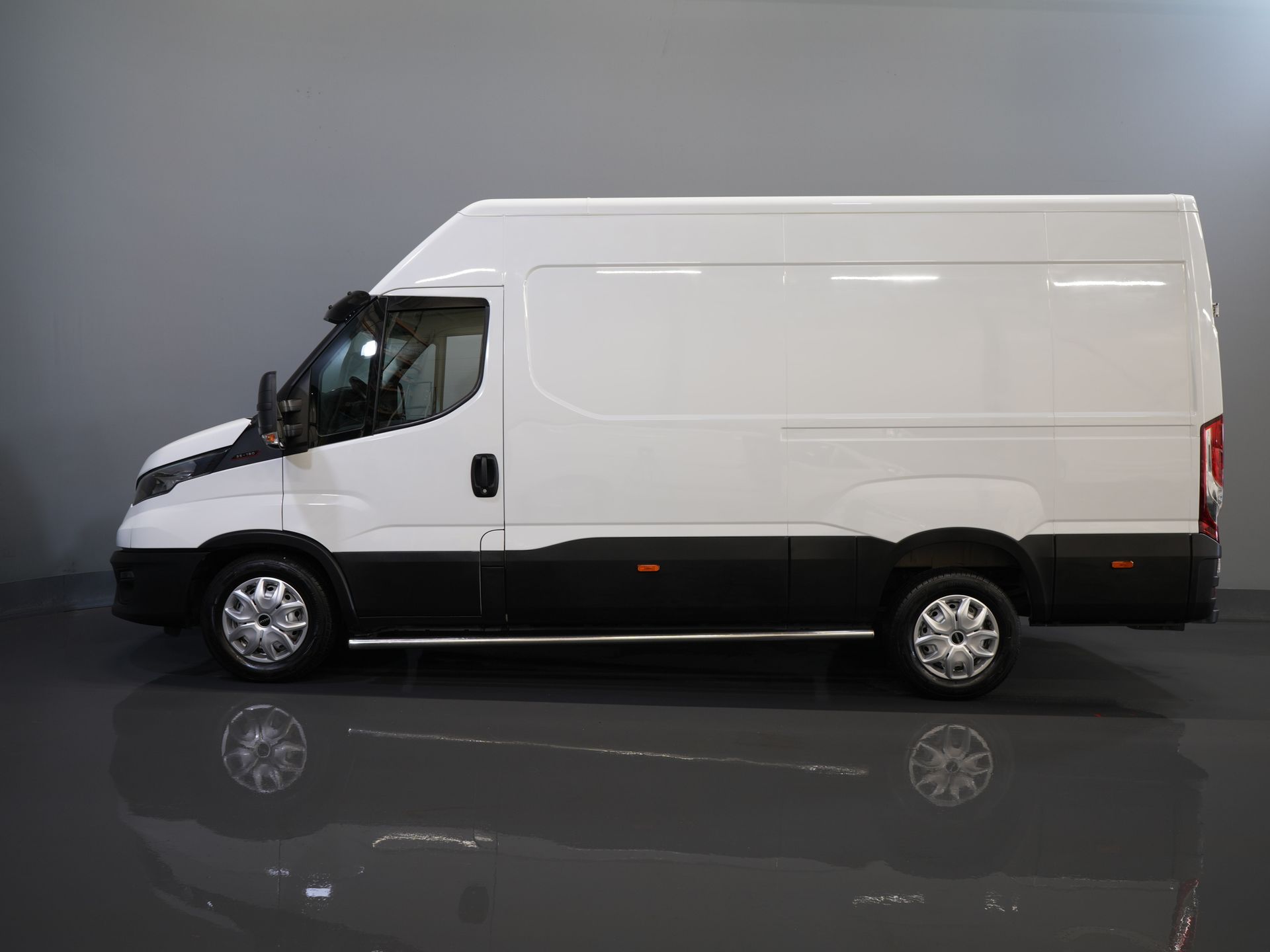 Iveco Daily Bestelbus 35S18 3.0 180 pk L2H2 BPM VRIJ 3.5t Trekhaak/ 270 Gr. Deuren/ Gev. Stoel/ Climate/ CarPlay/ Sidebars/ Camera