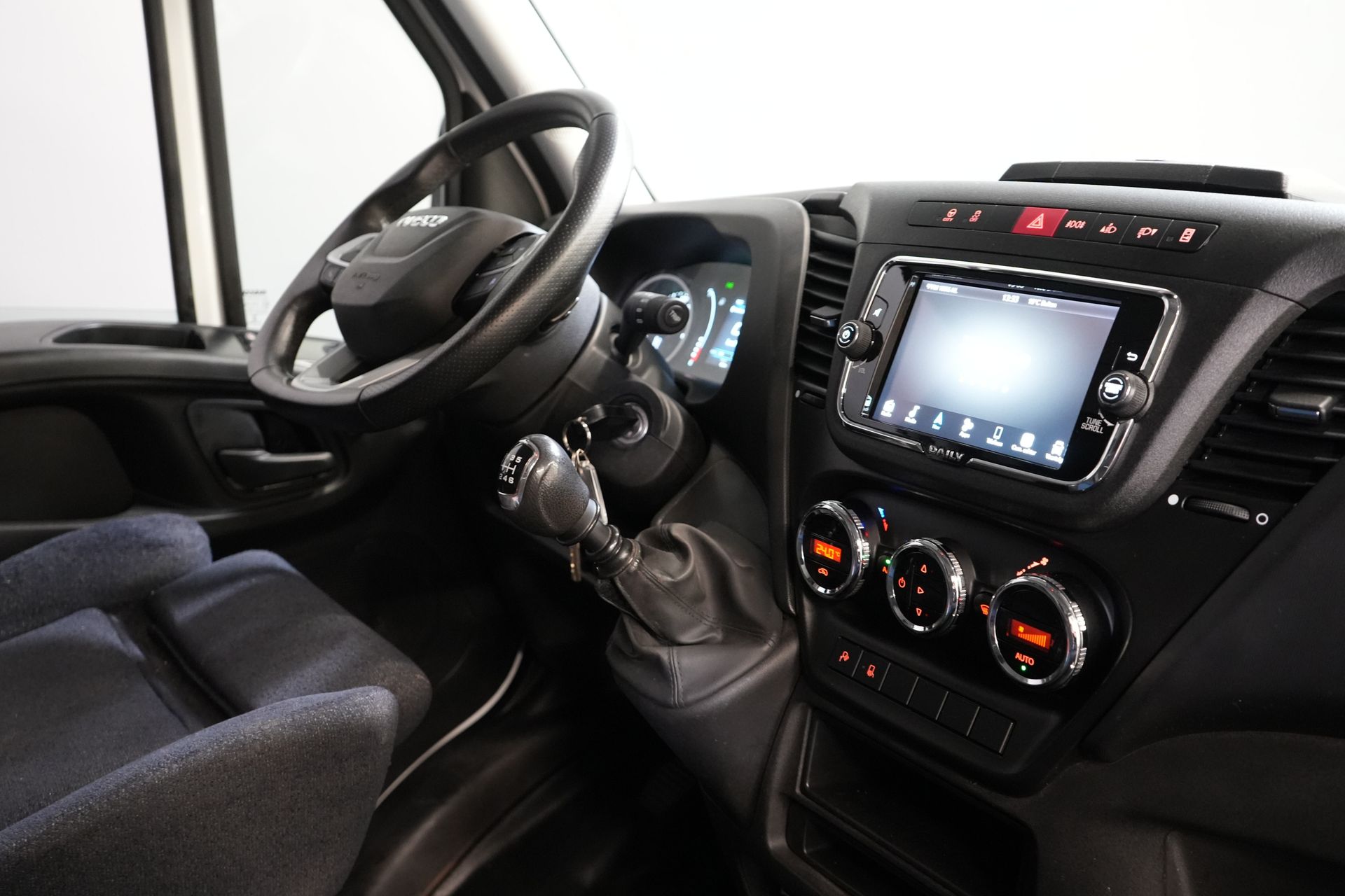 Iveco Daily Bestelbus 35S18 3.0 180 pk L2H2 BPM VRIJ 3.5t Trekhaak/ 270 Gr. Deuren/ Gev. Stoel/ Climate/ CarPlay/ Sidebars/ Camera