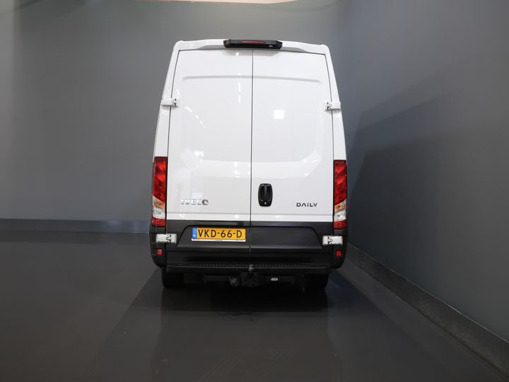 Iveco Daily Bestelbus 35S18 3.0 180 pk L2H2 BPM VRIJ 3.5t Trekhaak/ 270 Gr. Deuren/ Gev. Stoel/ Climate/ CarPlay/ Sidebars/ Camera