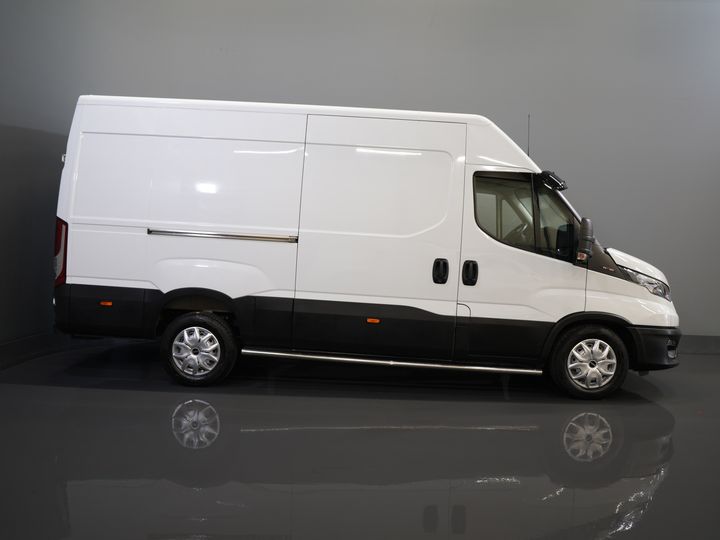 Iveco Daily Bestelbus 35S18 3.0 180 pk L2H2 BPM VRIJ 3.5t Trekhaak/ 270 Gr. Deuren/ Gev. Stoel/ Climate/ CarPlay/ Sidebars/ Camera