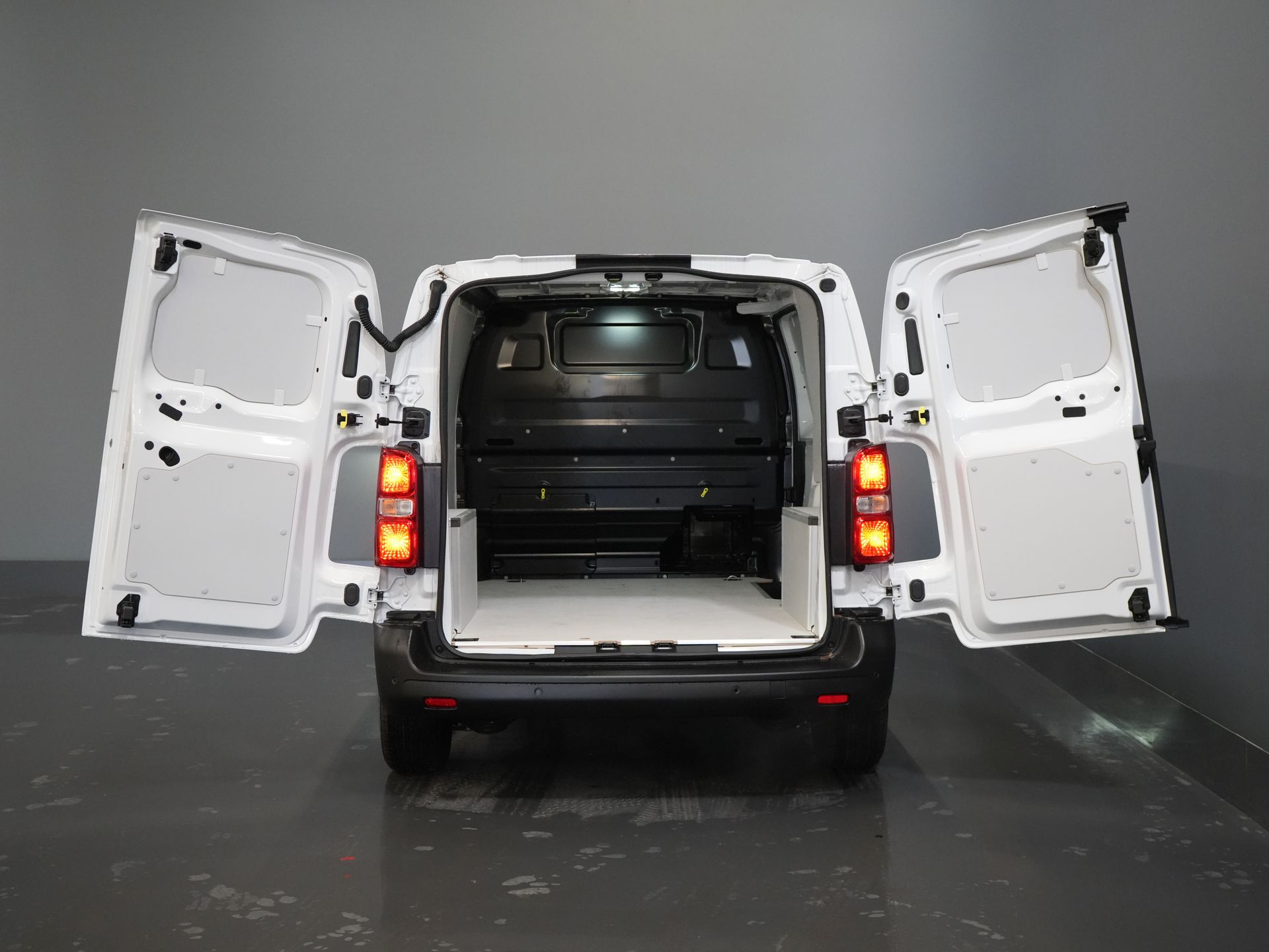 Peugeot Expert Van 2.0 HDi 145 hp Aut. L2 BPM FREE! LED/ Virtuelles Cockpit/ Carplay/ Navi/ Cruise/ Kamera