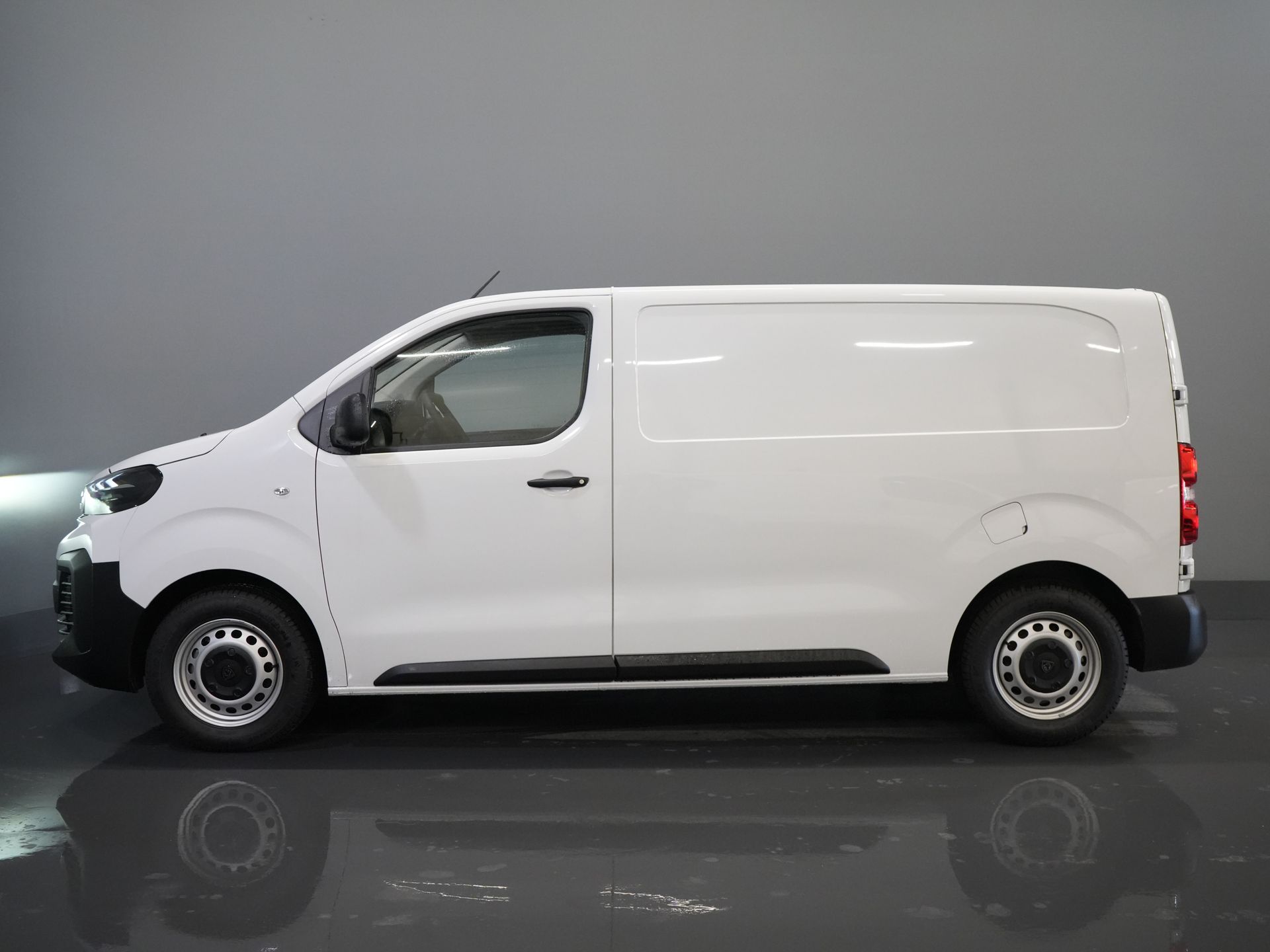 Peugeot Expert Van 2.0 HDi 145 hp Aut. L2 BPM FREE! LED/ Virtuelles Cockpit/ Carplay/ Navi/ Cruise/ Kamera
