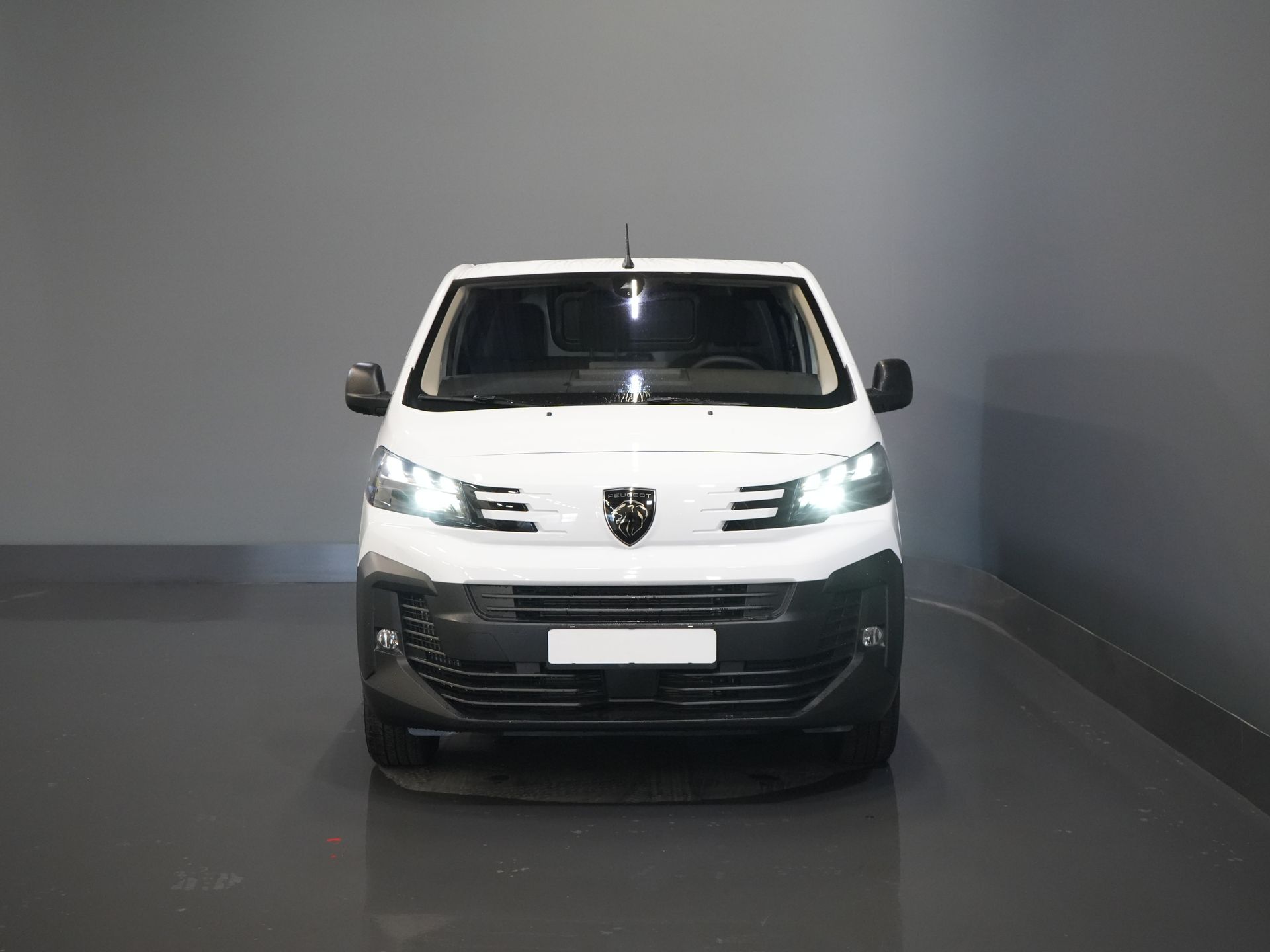 Peugeot Expert Van 2.0 HDi 145 hp Aut. L2 BPM FREE! LED/ Virtuelles Cockpit/ Carplay/ Navi/ Cruise/ Kamera