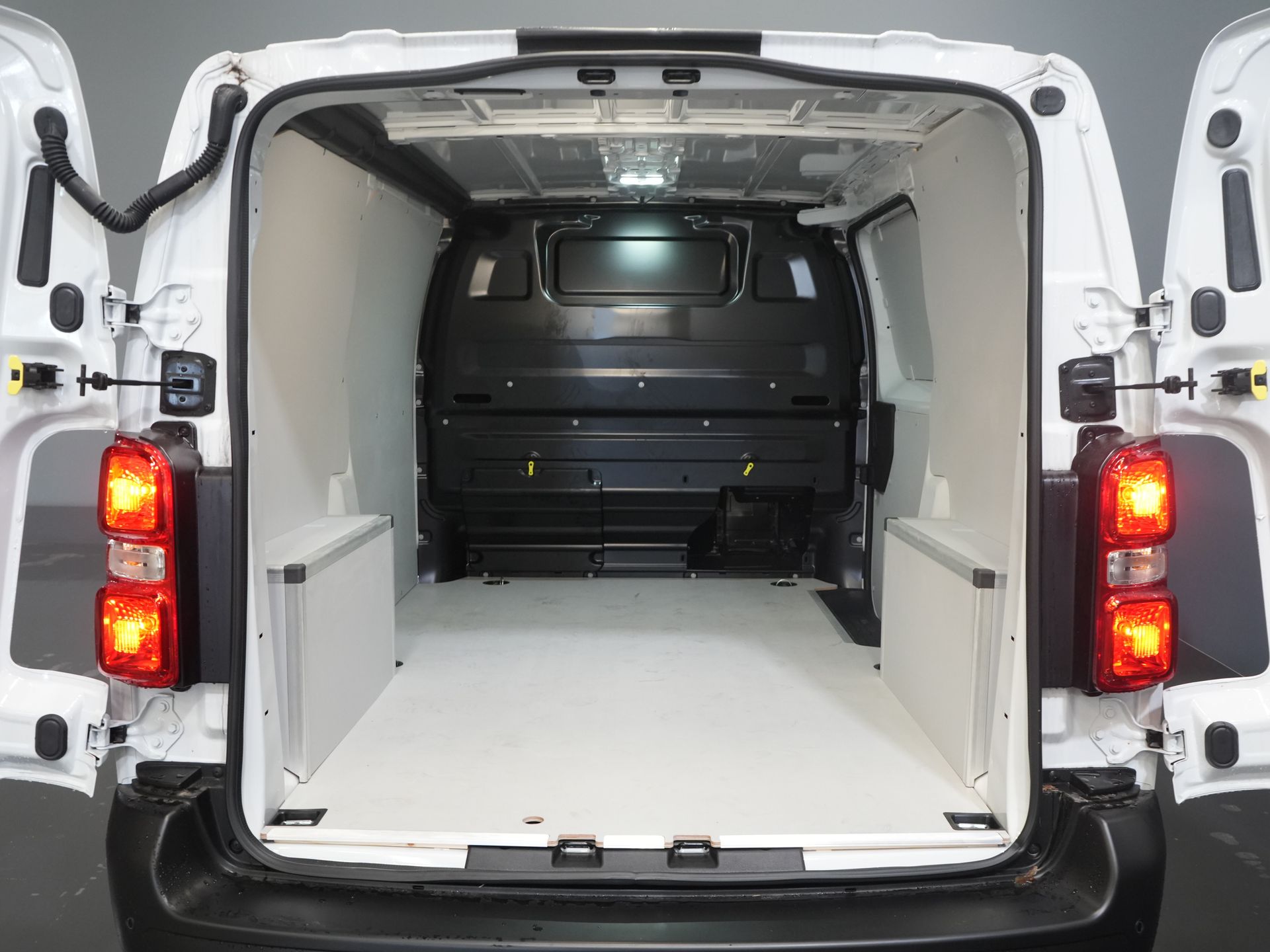 Peugeot Expert Van 2.0 HDi 145 hp Aut. L2 BPM FREE! LED/ Virtuelles Cockpit/ Carplay/ Navi/ Cruise/ Kamera