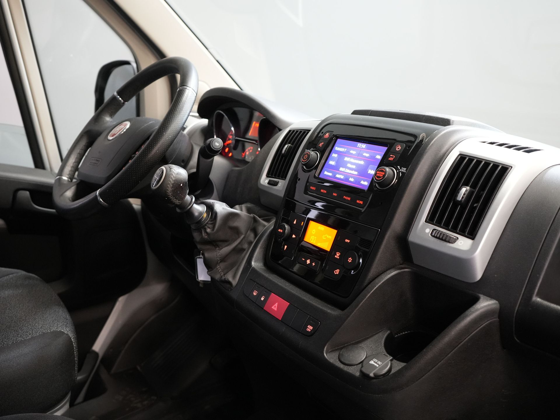 Fiat Ducato Bestelbus 2.3 MJ 120 pk L2H2 BPM VRIJ! Glasresteel/ Glastransporter/ Glaswagen/ Navi/ Climate/ Camera/ 2.5t Trekverm/ Imperiaal