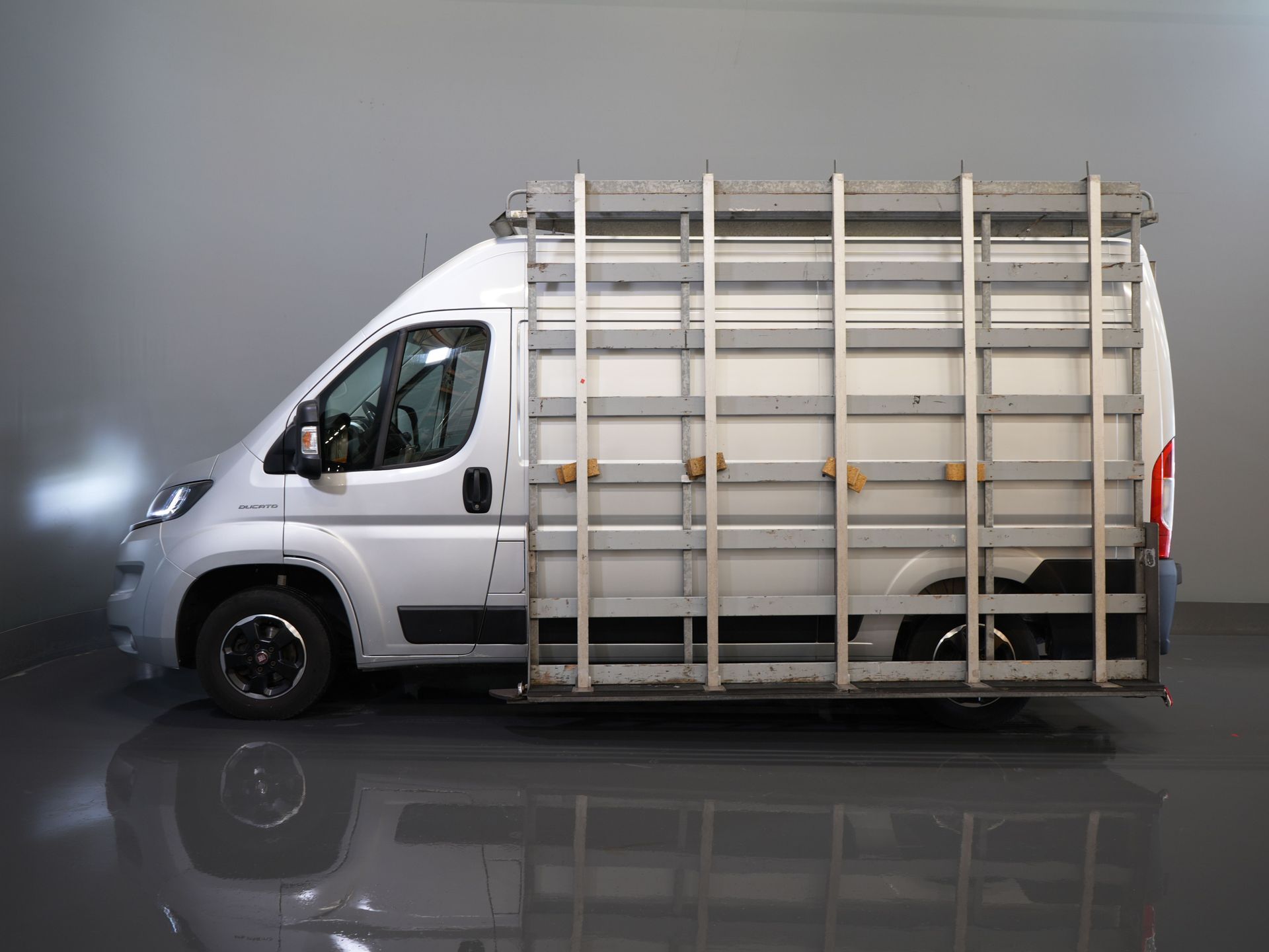 Fiat Ducato Bestelbus 2.3 MJ 120 pk L2H2 BPM VRIJ! Glasresteel/ Glastransporter/ Glaswagen/ Navi/ Climate/ Camera/ 2.5t Trekverm/ Imperiaal