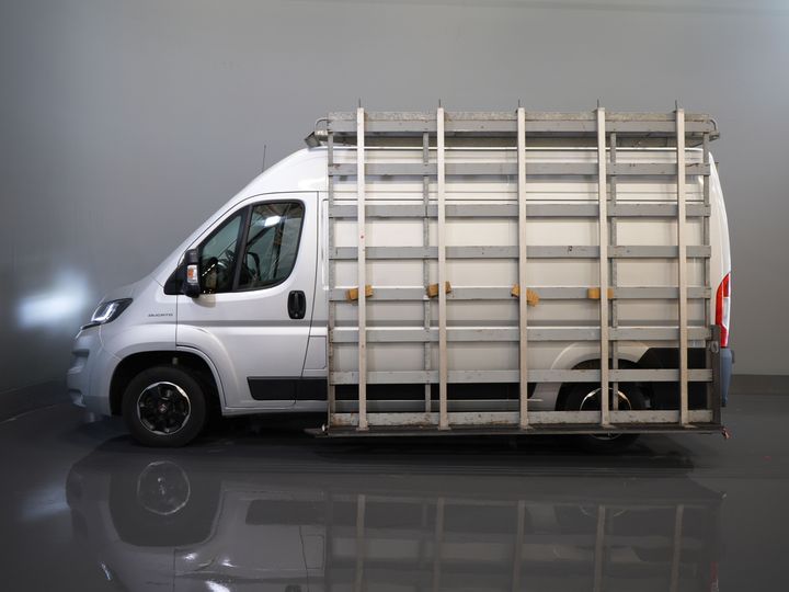 Fiat Ducato Bestelbus 2.3 MJ 120 pk L2H2 BPM VRIJ! Glasresteel/ Glastransporter/ Glaswagen/ Navi/ Climate/ Camera/ 2.5t Trekverm/ Imperiaal