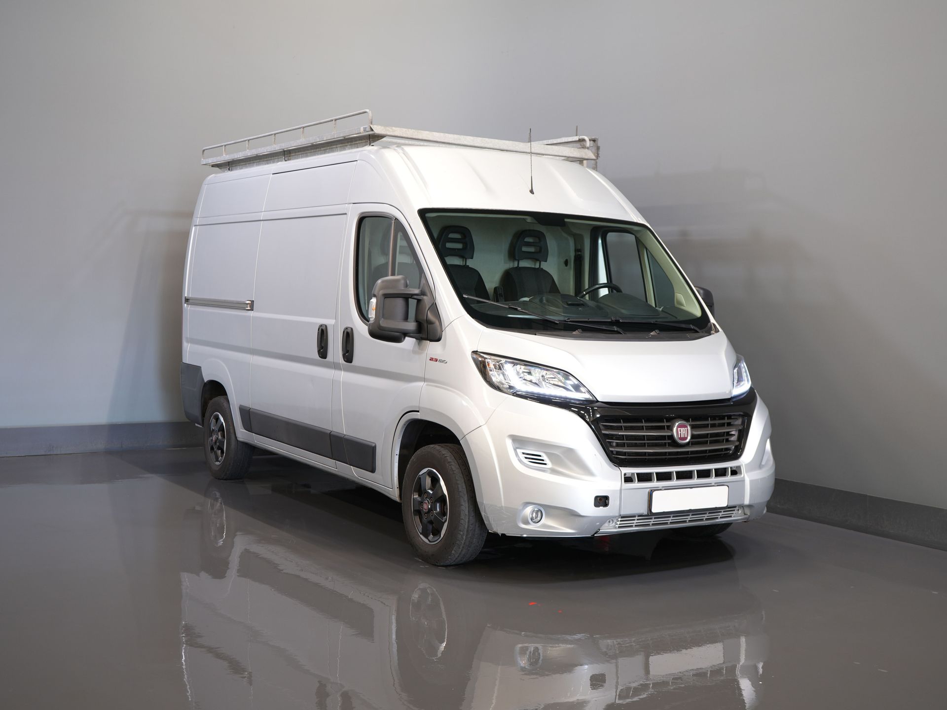 Fiat Ducato Bestelbus 2.3 MJ 120 pk L2H2 BPM VRIJ! Glasresteel/ Glastransporter/ Glaswagen/ Navi/ Climate/ Camera/ 2.5t Trekverm/ Imperiaal