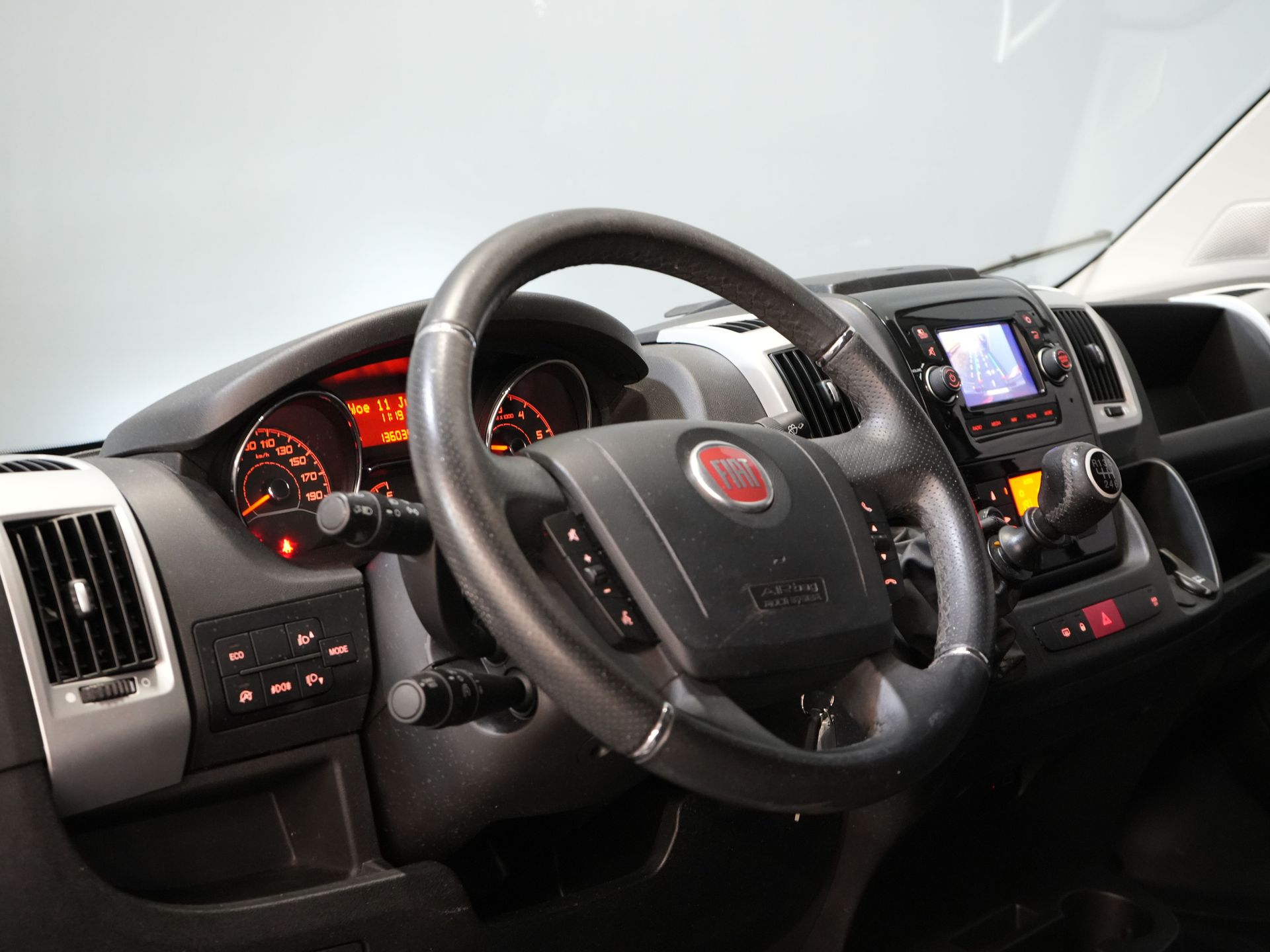 Fiat Ducato Bestelbus 2.3 MJ 120 pk L2H2 BPM VRIJ! Glasresteel/ Glastransporter/ Glaswagen/ Navi/ Climate/ Camera/ 2.5t Trekverm/ Imperiaal