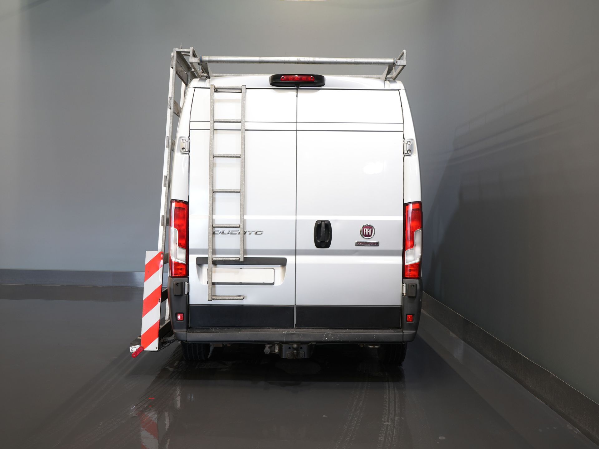 Fiat Ducato Bestelbus 2.3 MJ 120 pk L2H2 BPM VRIJ! Glasresteel/ Glastransporter/ Glaswagen/ Navi/ Climate/ Camera/ 2.5t Trekverm/ Imperiaal