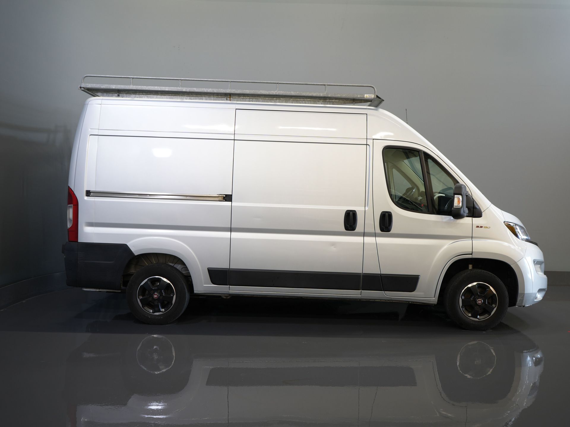 Fiat Ducato Bestelbus 2.3 MJ 120 pk L2H2 BPM VRIJ! Glasresteel/ Glastransporter/ Glaswagen/ Navi/ Climate/ Camera/ 2.5t Trekverm/ Imperiaal