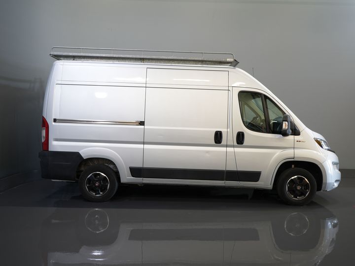 Fiat Ducato Bestelbus 2.3 MJ 120 pk L2H2 BPM VRIJ! Glasresteel/ Glastransporter/ Glaswagen/ Navi/ Climate/ Camera/ 2.5t Trekverm/ Imperiaal