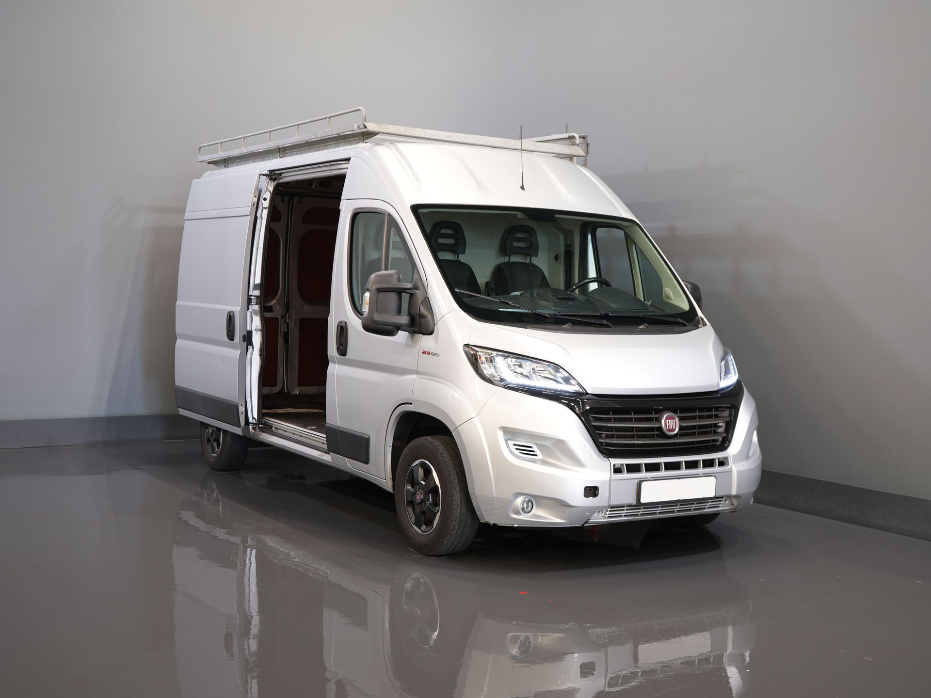 Fiat Ducato Bestelbus 2.3 MJ 120 pk L2H2 BPM VRIJ! Glasresteel/ Glastransporter/ Glaswagen/ Navi/ Climate/ Camera/ 2.5t Trekverm/ Imperiaal